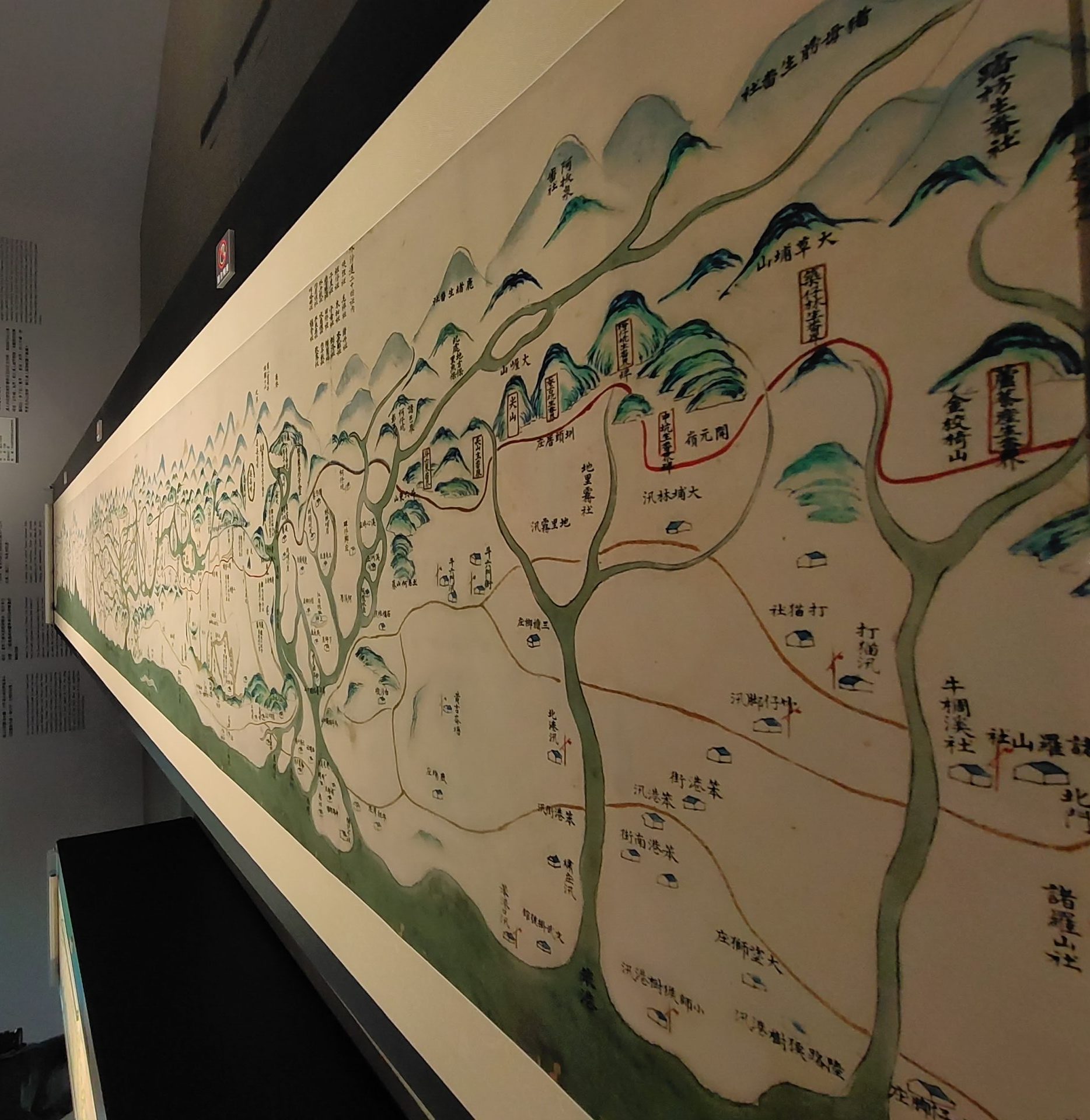 西元1760年的臺灣民番界址圖,僅繪出臺灣西部,臺灣東部呈現空白,但當時清朝的測繪技術已有一定程度,原來當時清代有劃定「番界」的政策,「界址圖」就是清帝國繪有原住民和漢人分界位置的特殊輿圖,因為不進入番界「東部」因此無法繪製出完整的臺灣地圖。莊勝鴻攝