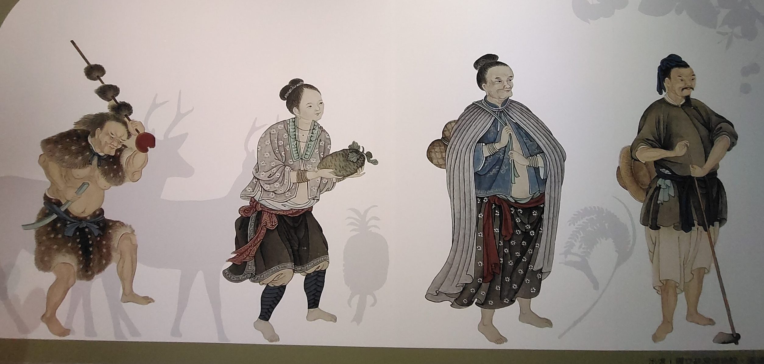 這次巡展到臺灣客家文化館的「臺灣意象」展覽,特別將臺灣客家元素拉出來呈現,圖為故宮典藏「職貢圖第二卷」的當時臺灣原住民畫像。蘇佑昇攝