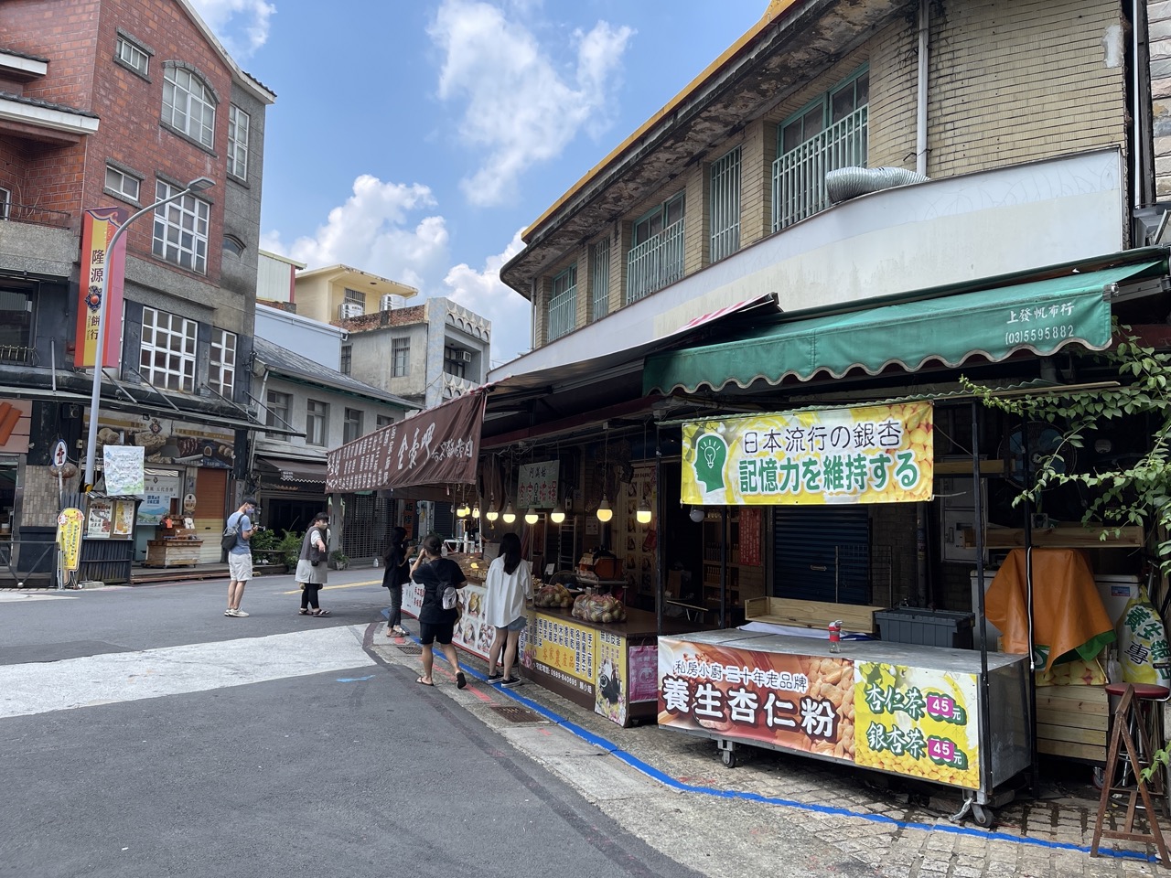慈天宮附近的商家都按照規定在藍線內設攤。莊勝鴻攝