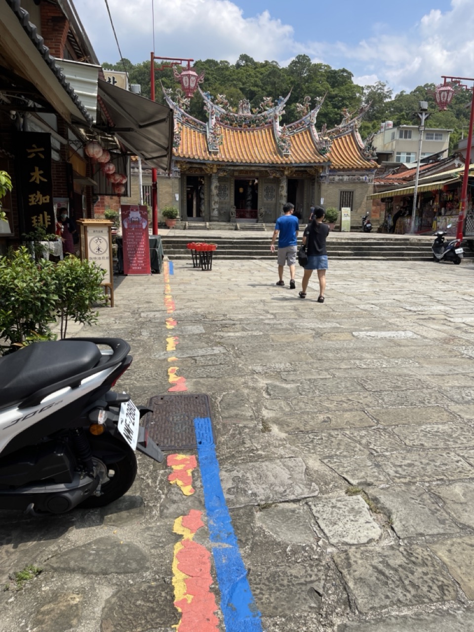 北埔古蹟慈天宮前石板路上,先前就有紅線及黃線,昨天又畫上新的藍線。莊勝鴻攝