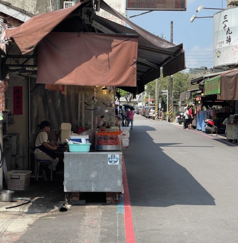 北埔慈天宮附近的道路都畫上紅藍線,攤商依照規定在藍線內擺攤。莊勝鴻攝