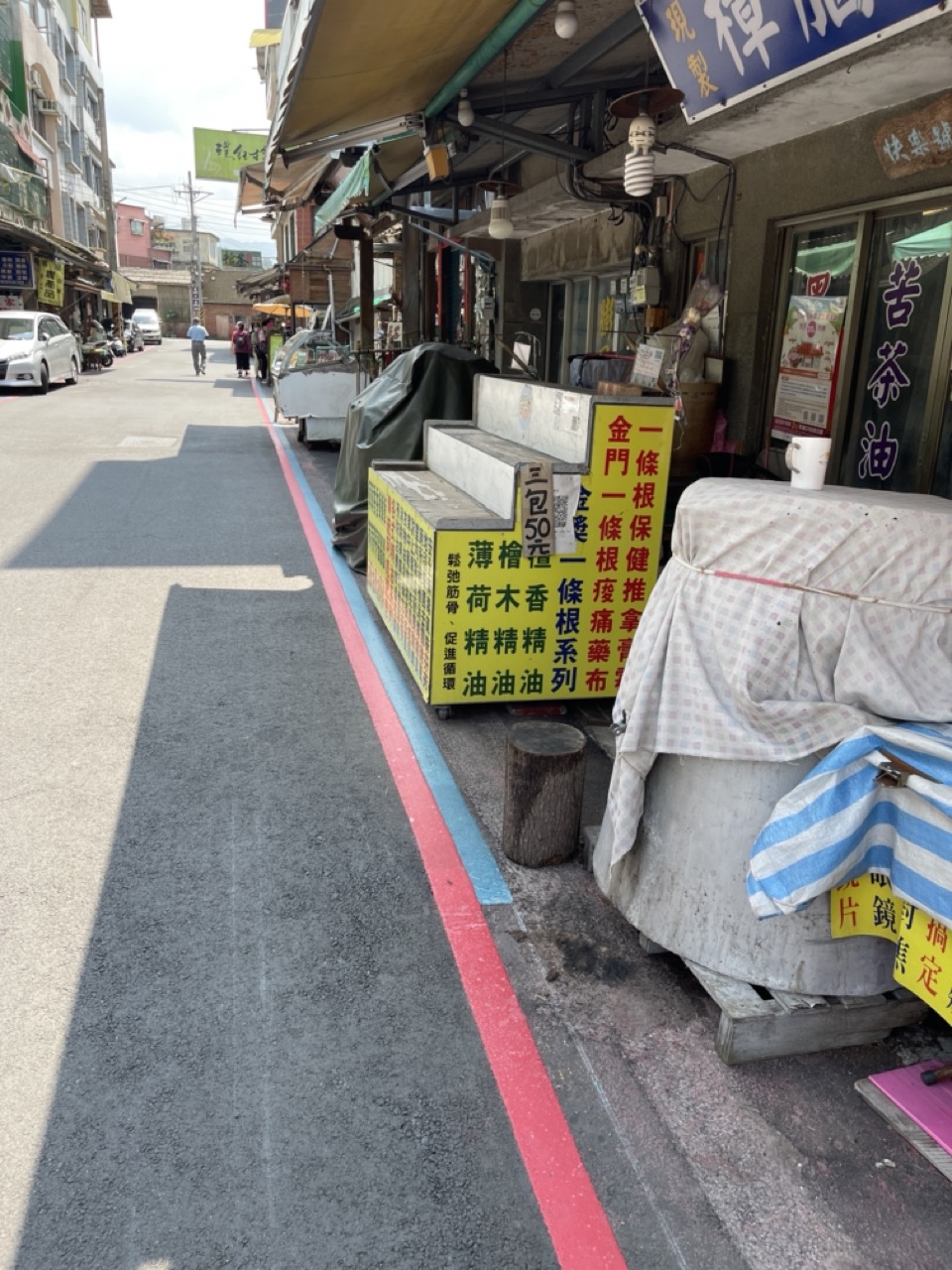 北埔鄉公所在附近街道畫上紅、藍線,畫藍線的地方可以擺攤。莊勝鴻攝