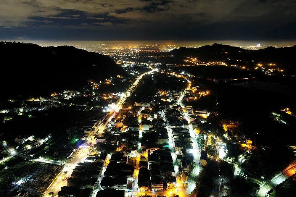 石岡夜景。攝自《飛越浪漫大道 浪漫台三線空拍影像詩》