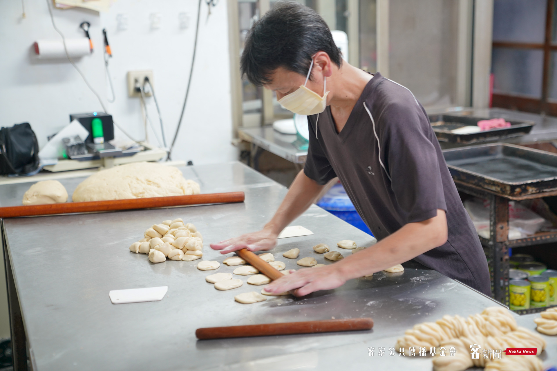 呂順興餅舖的餅從內餡到外皮通通是手工製作。莊勝鴻攝