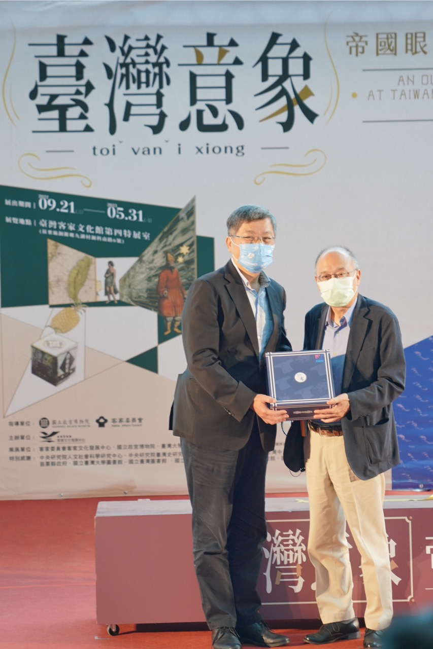 客委會主委楊長鎮與故宮院長吳密察互贈信物。莊勝鴻攝