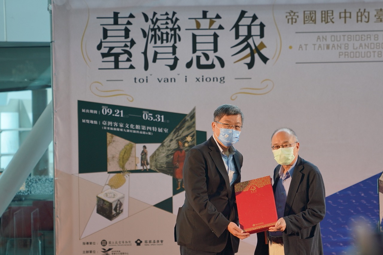 客委會主委楊長鎮(左)與故宮院長吳密察(右)於今天「臺灣意象」展覽開展記者會互贈信物。莊勝鴻攝