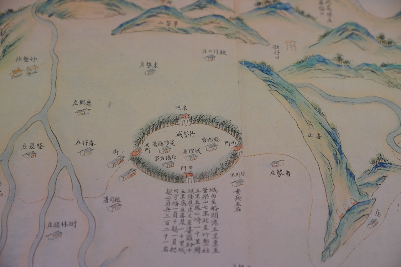 故宮典藏的清朝繪製系列臺灣地圖(清-西元1644-1911),這次展覽中可以透過數位互動科技,探尋當時的臺灣客庄面貌。莊勝鴻攝