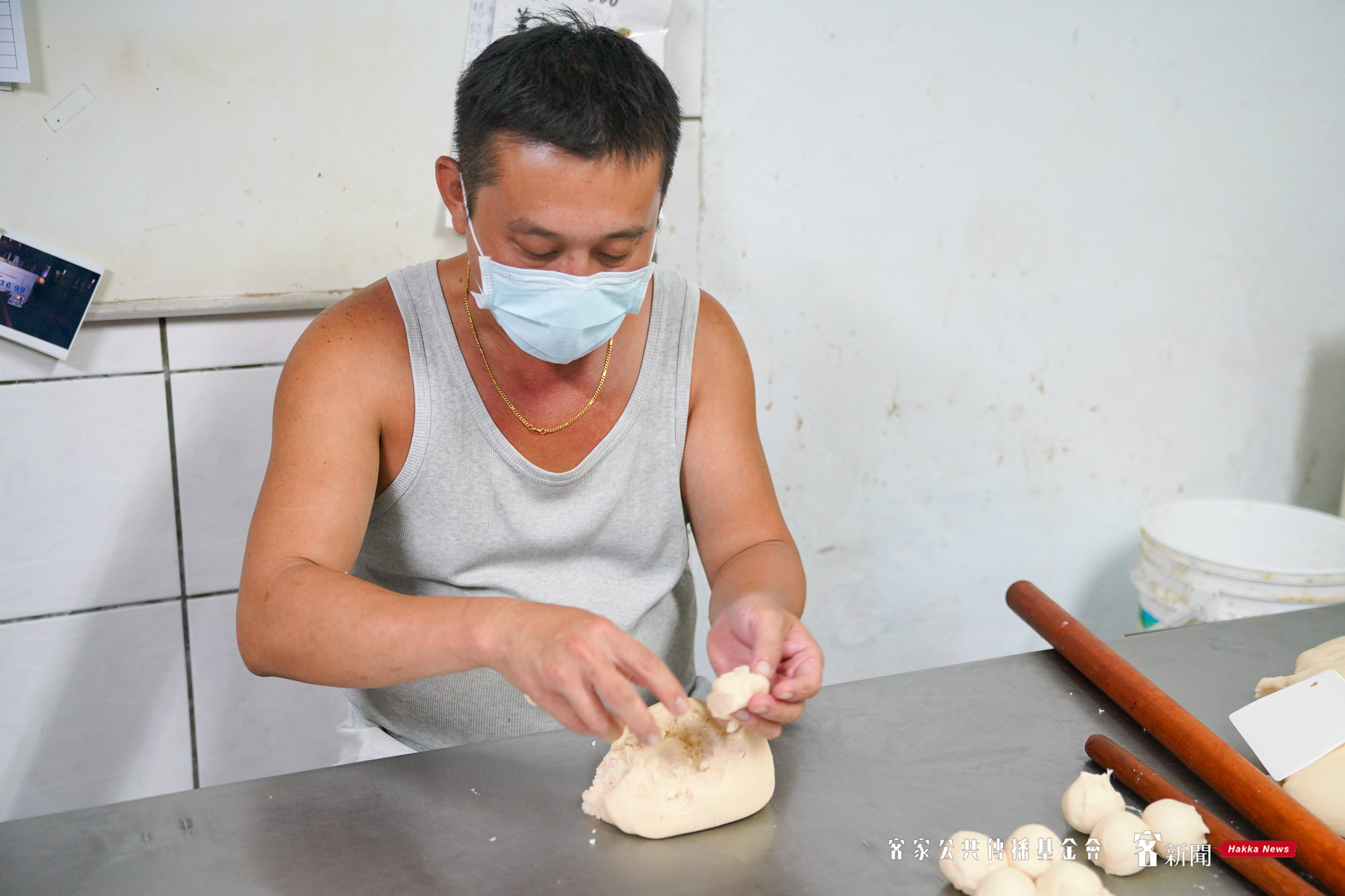 手工包酥皮、擀酥。莊勝鴻攝