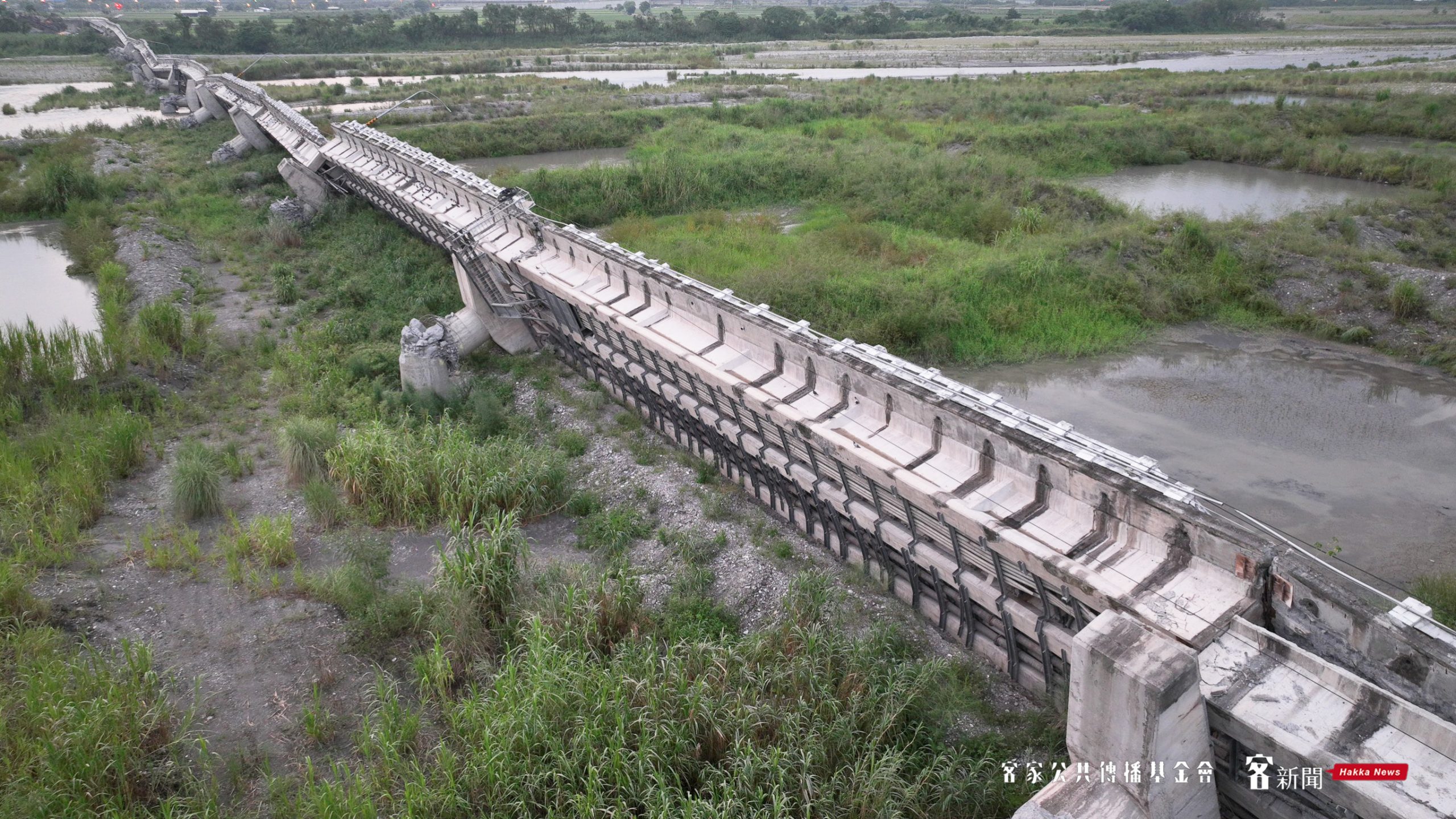 《客新聞》採訪空拍團隊,前進花蓮、台東現場,發現花蓮高寮大橋全斷、鋼筋外露。范修語攝