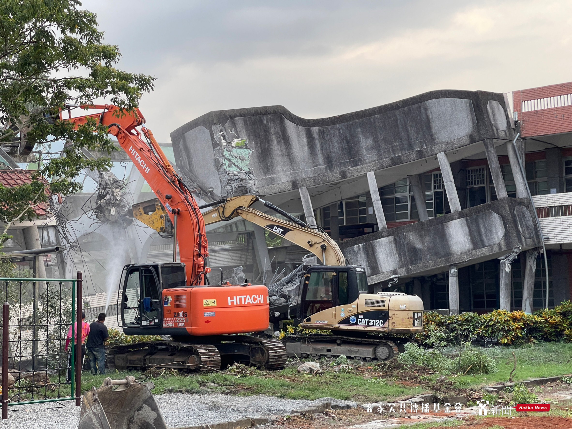 春日國小倒塌校舍已在進行拆除工作。宋佩遙攝