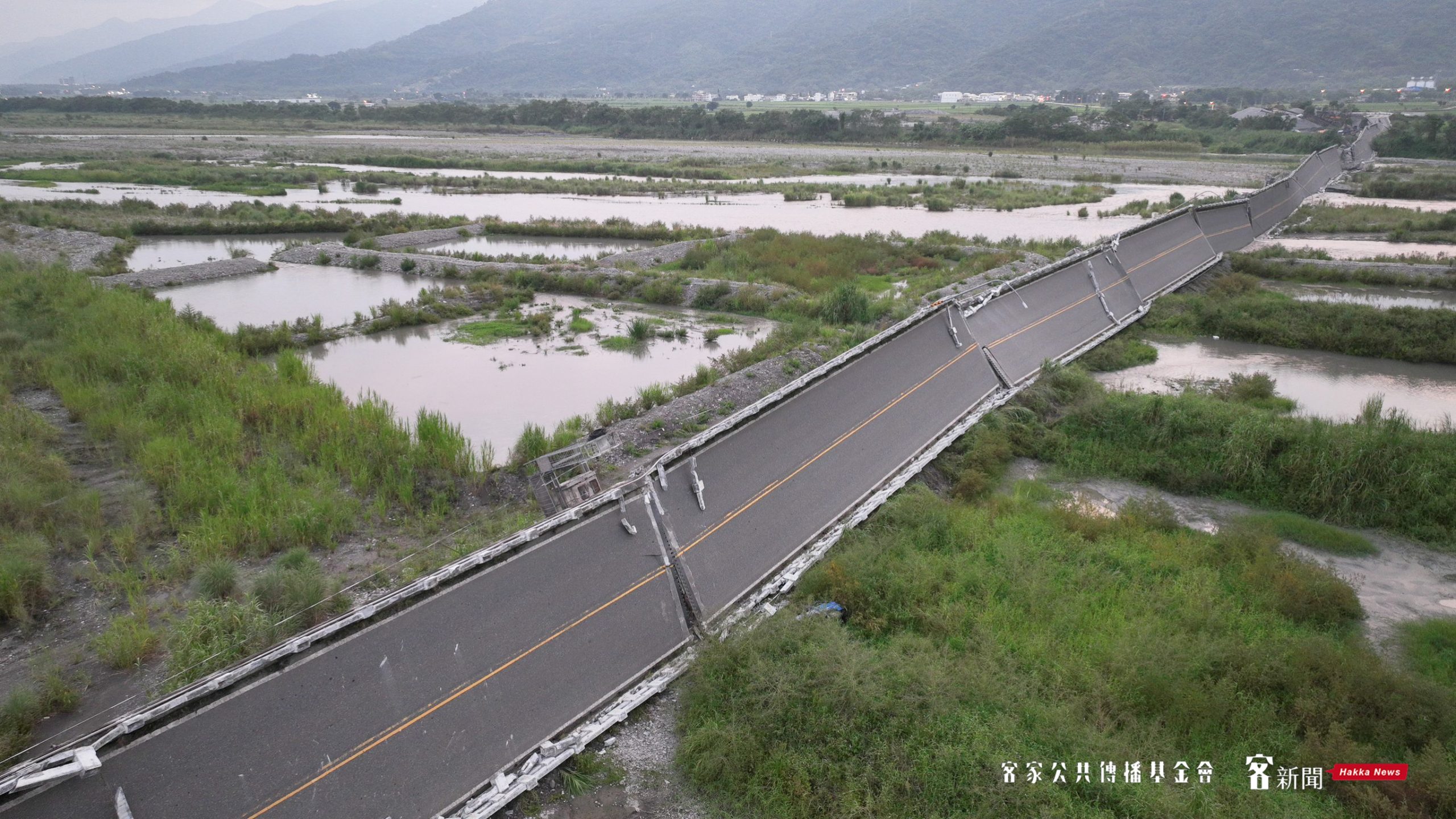 《客新聞》採訪空拍團隊,前進花蓮、台東現場,發現花蓮高寮大橋全斷、鋼筋外露。范修語攝