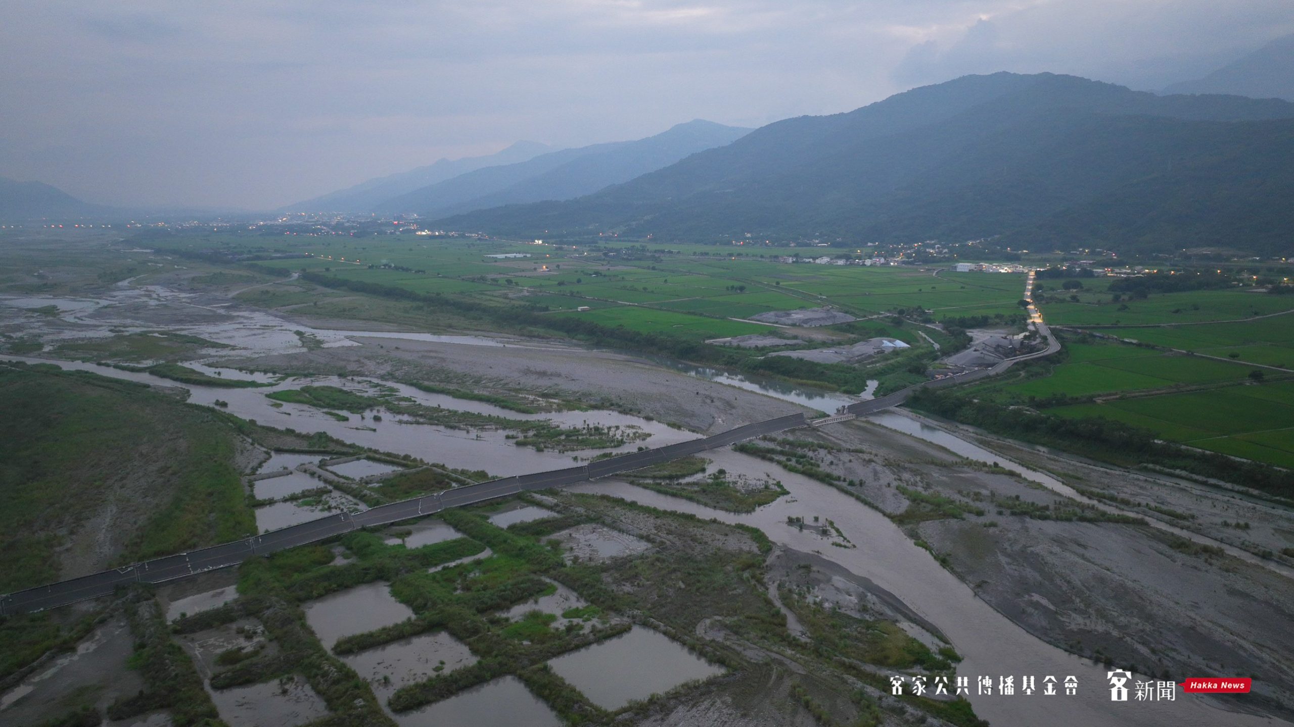 《客新聞》採訪空拍團隊,前進花蓮、台東現場,發現花蓮高寮大橋全斷、鋼筋外露。宋佩遙攝