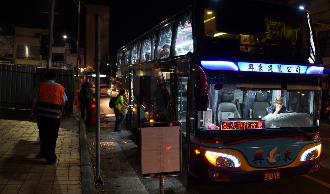 因台鐵軌道受損，交通部昨以類火車作為替代方案，玉里車站有許多遊覽車協助輸運。范修語攝