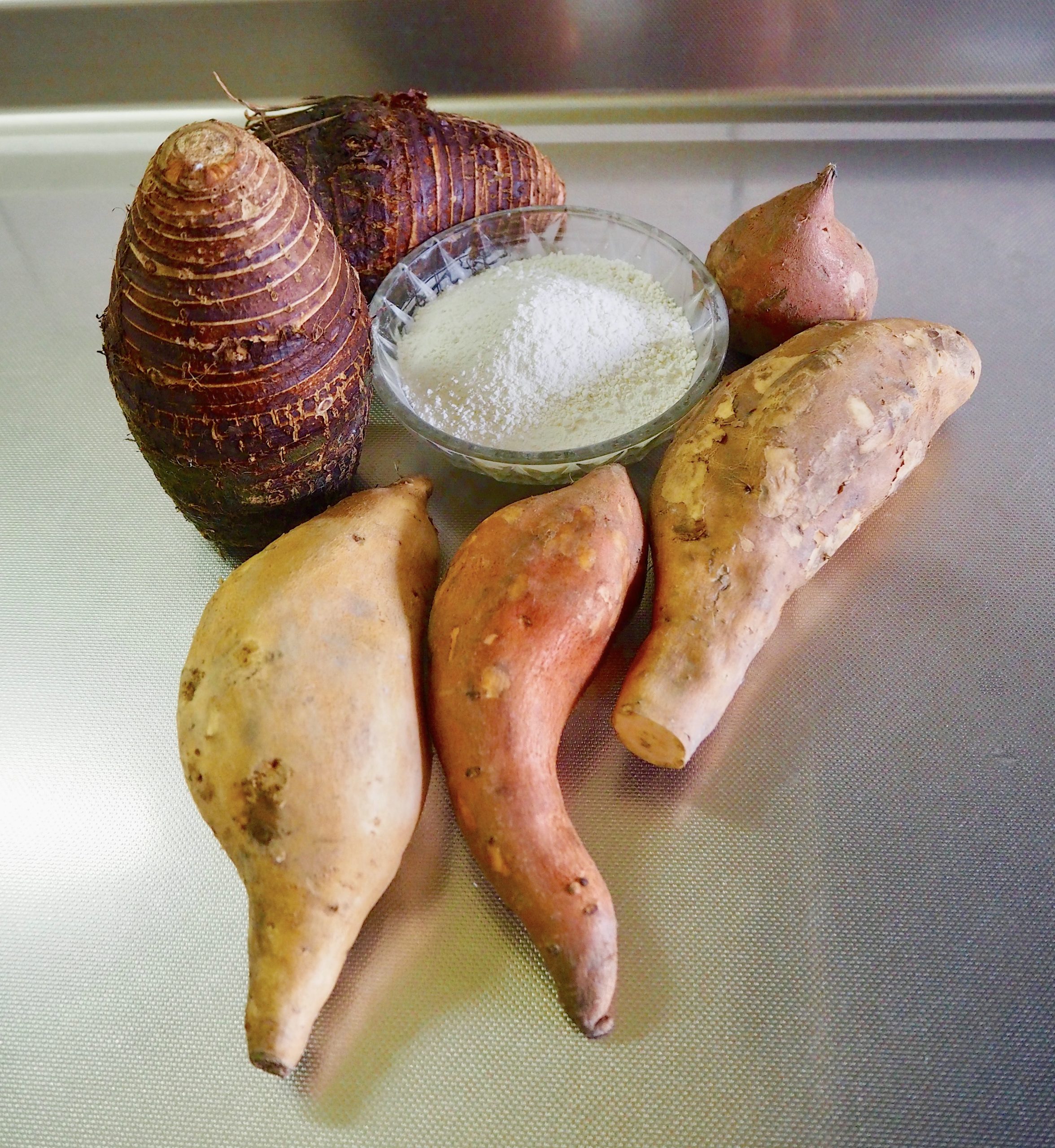 月光餅只需要三種食材，番薯、芋頭和麵粉或番薯粉。蕭秀琴攝