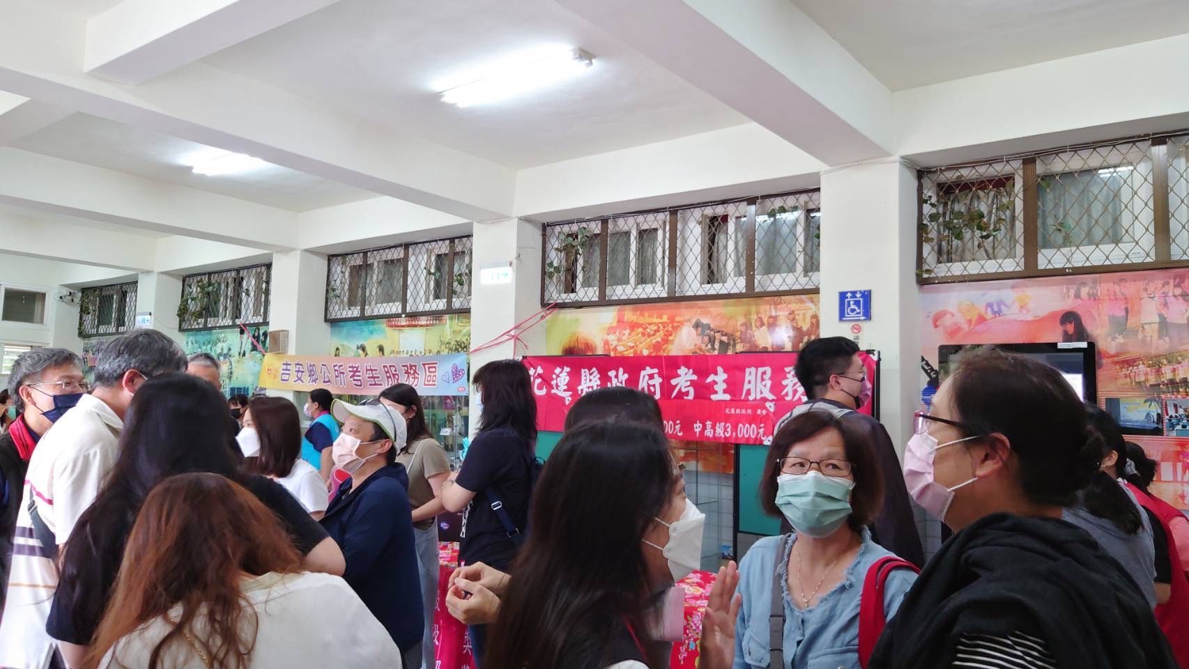 趁軒嵐諾臺風尚未觸陸,今天花蓮鄉親紛紛到場參加客語初級能力認證考試。花蓮縣府提供