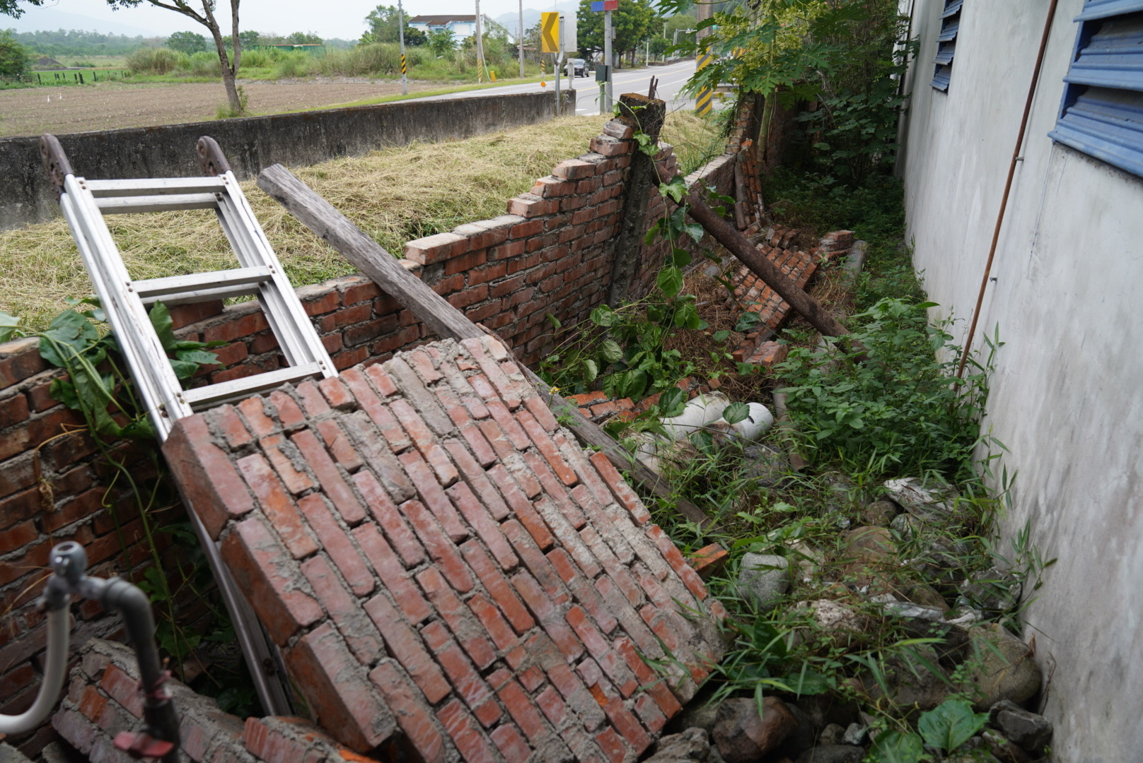 吳江村房屋外牆也因地震損毀。范修語攝