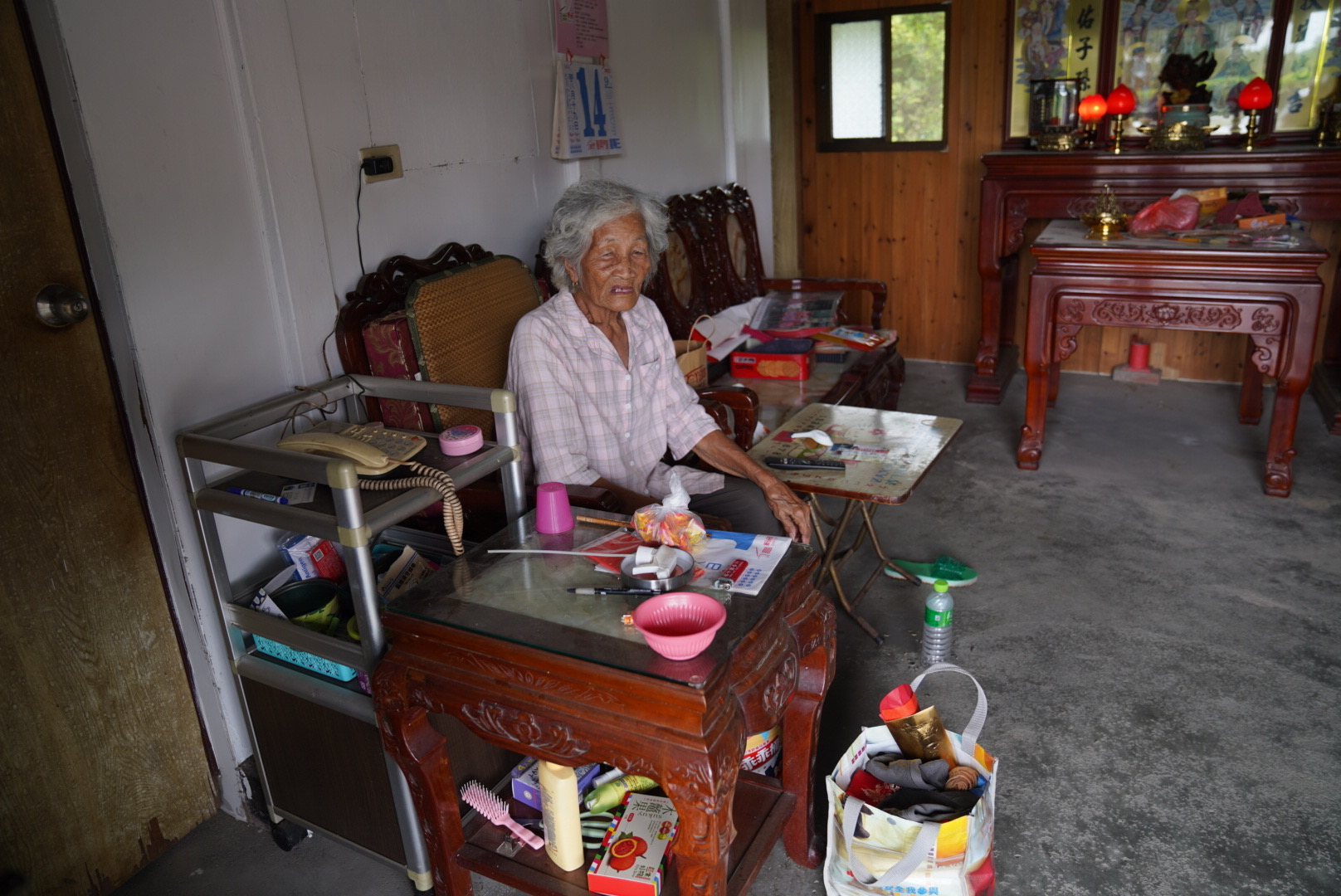 潘阿婆表示，地震當下他坐在客廳看電視，幸好沒有被倒下的鐵櫃砸到。范修語攝