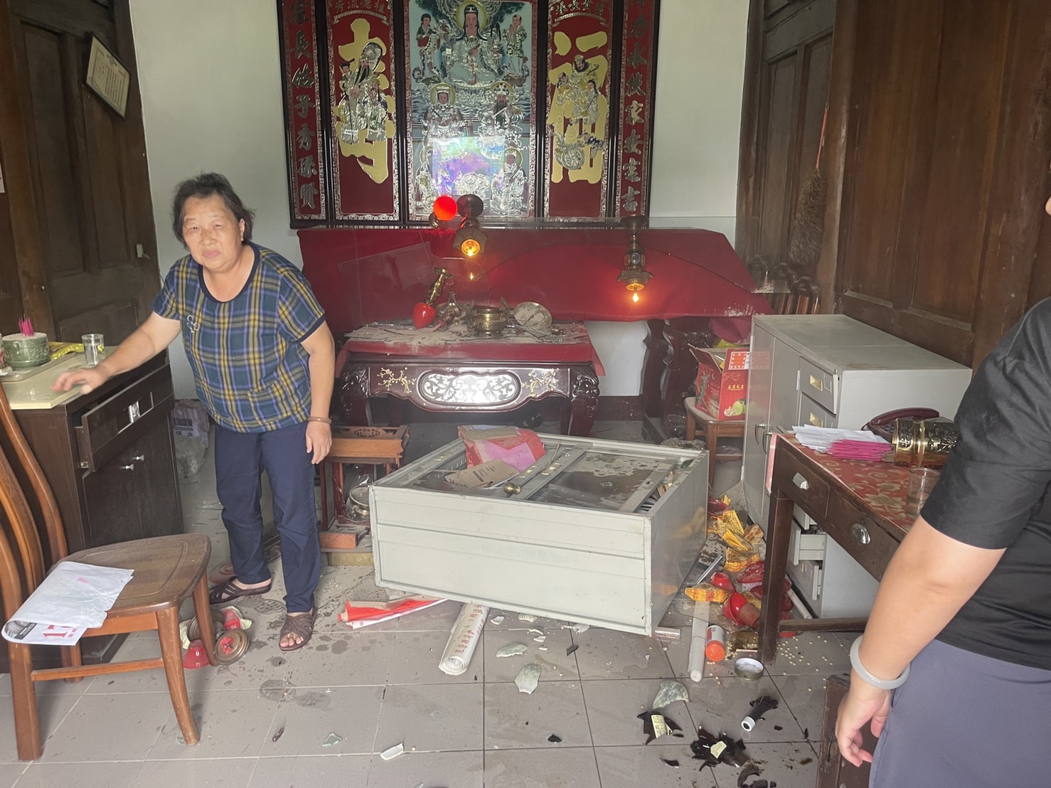 地震導致神桌上的物品東倒西歪。黃守謙提供