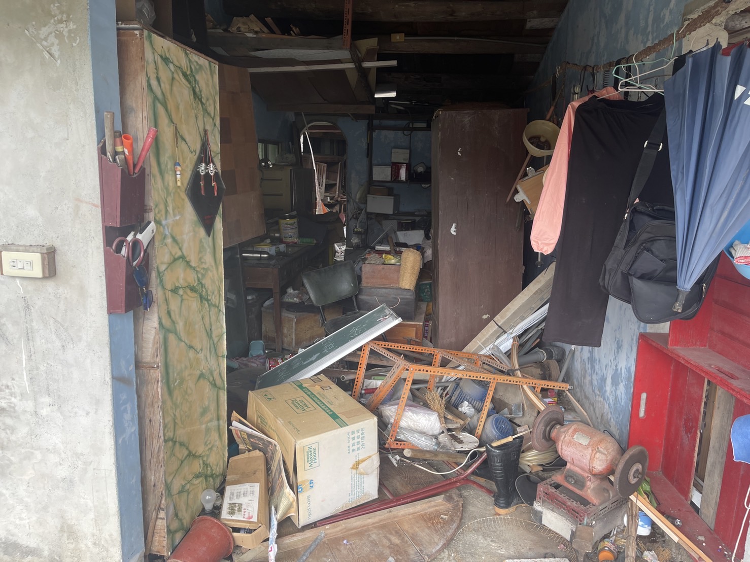 吳江村黃家房內的物品不敵地震威力全散落在地面。黃守謙提供