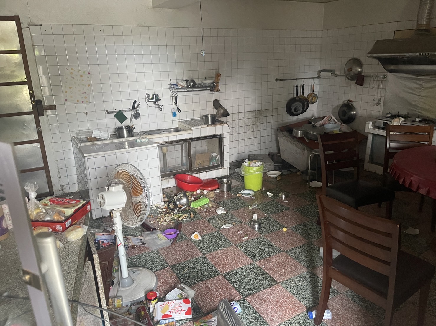 地震導致餐具全部掉落地面破碎。黃守謙提供