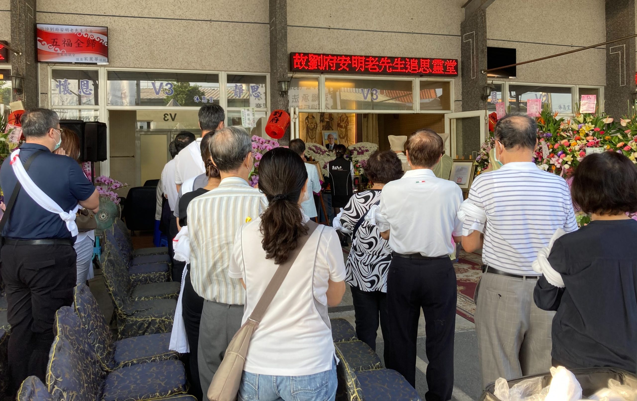 各界人士到場送劉安明老先生最後一程。廖文琪攝