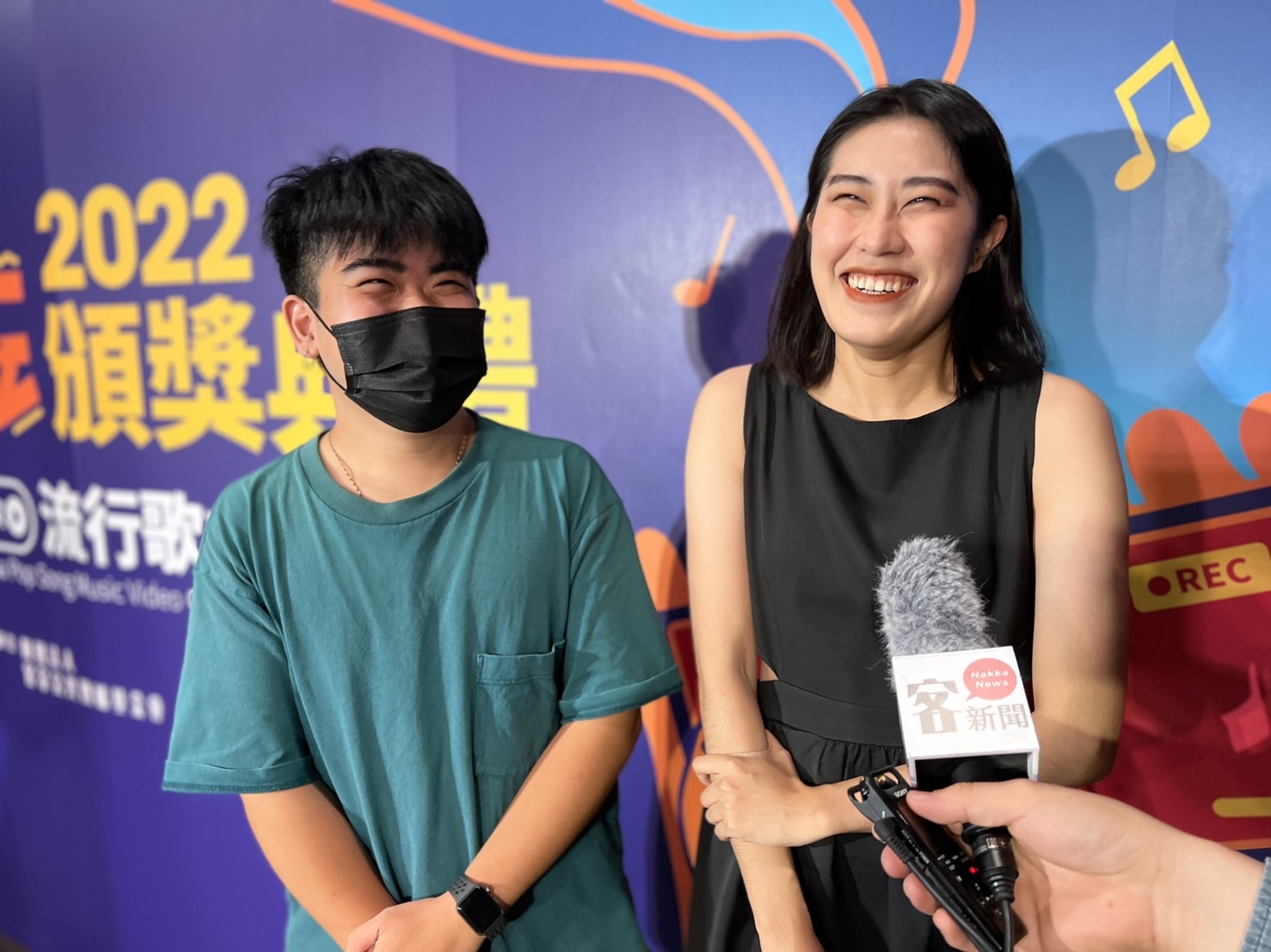 中山大學劇場藝術學系大三的駱依辰以《䌈毛辮》拍攝MV，獲得學生組佳作及最佳腳本獎，駱依辰和一起拍攝MV的同學鄭凱瀚（左）得獎後開心受訪，還不忘替學校宣傳：「中山大學有山有海，風景很美，一天就可以拍攝完成！」劉肇凱攝