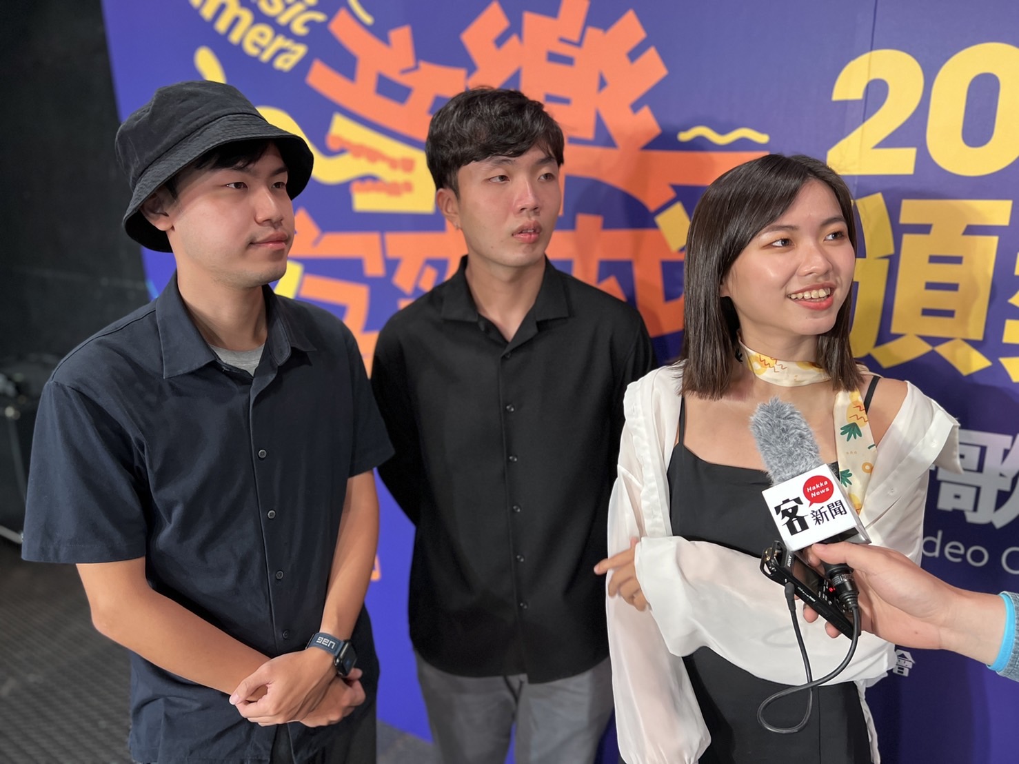 奪下此次學生組首獎和最佳攝影獎的簡涓宇，是台灣藝術大學傳播學院影音創作與數位媒體產業碩士班的學生（右一）找來同學（左一、左二）一起拍攝MV。劉肇凱攝