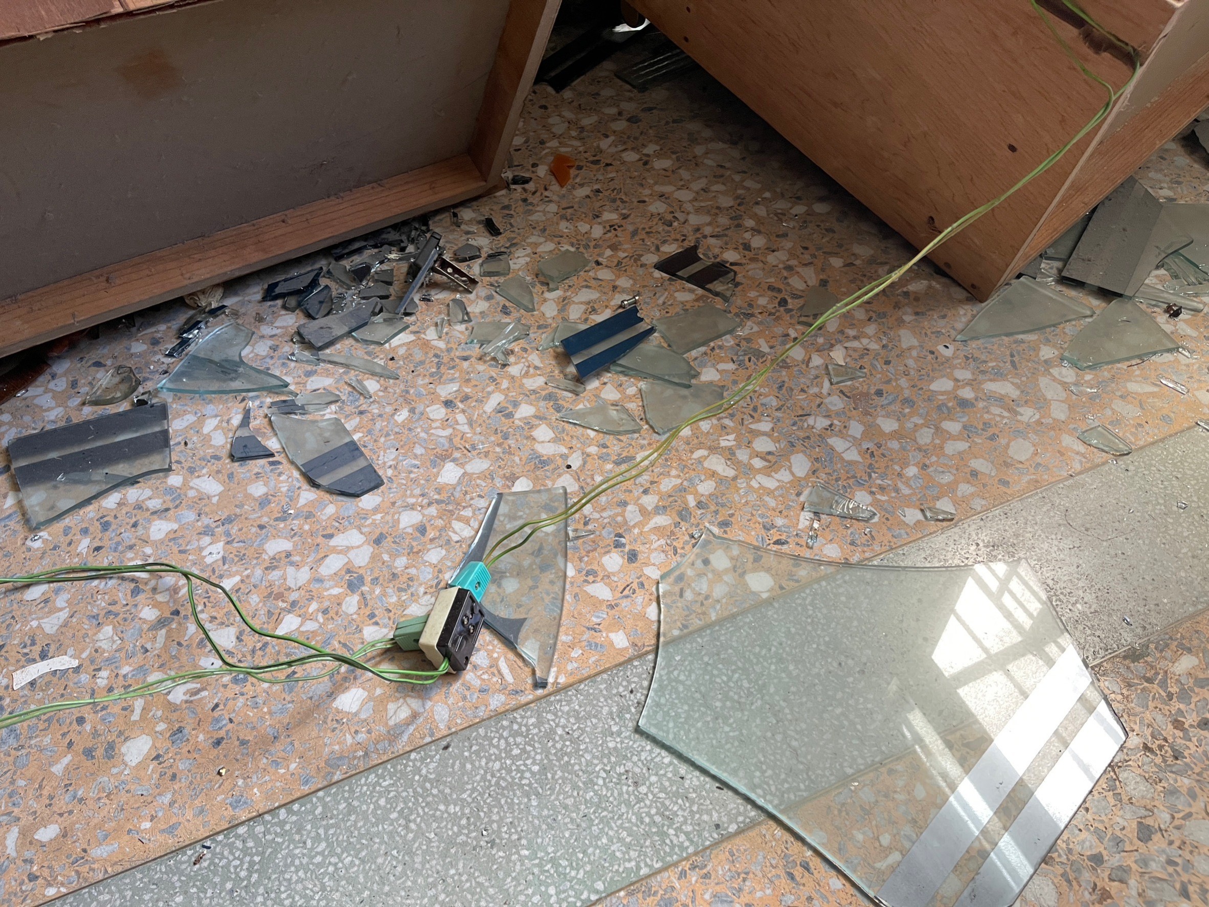 地震將櫃子震碎,玻璃散落一地。宋佩遙攝