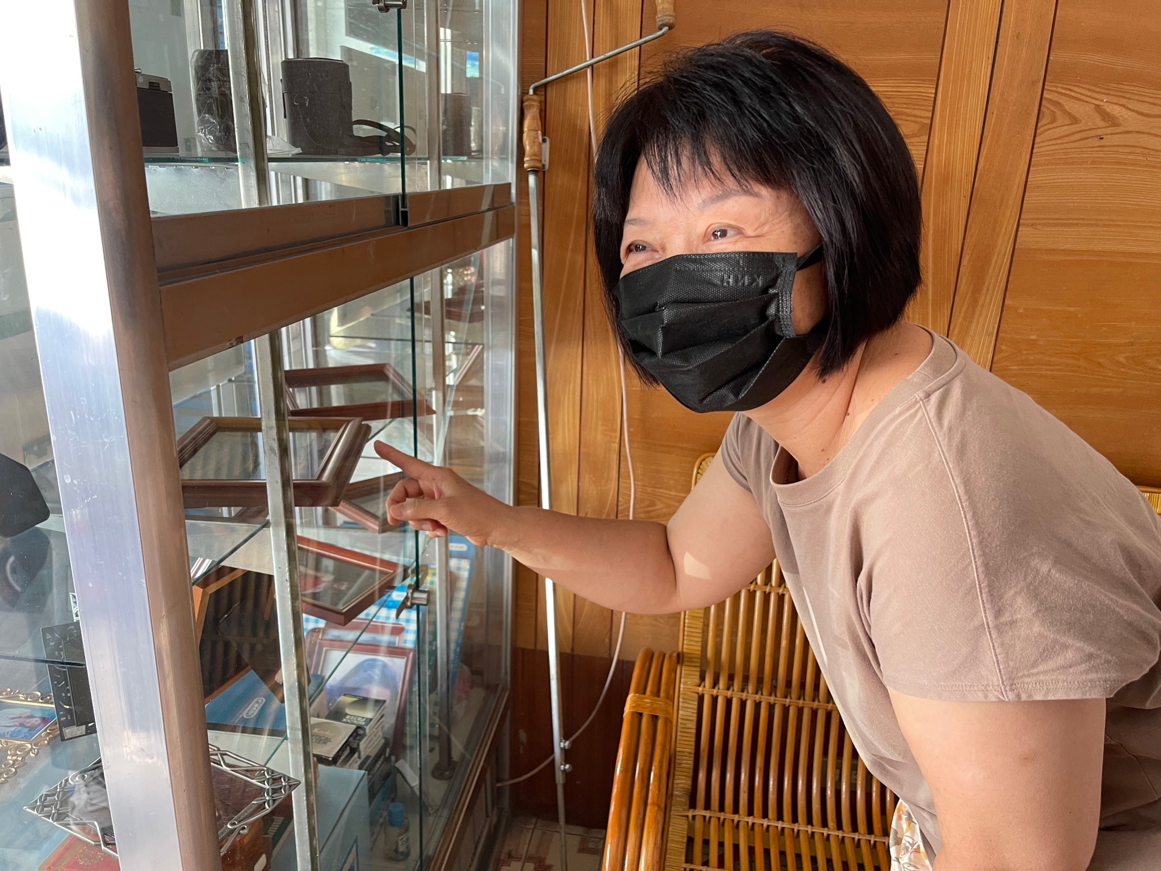 莒光攝影社玻璃櫃內的物品全倒,彭玲芬說幸好沒有造成嚴重損傷。宋佩遙攝