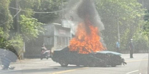 台三線發生汽車撞山壁火燒車意外，火勢從駕駛座、乘客座竄出。陳邦畛攝