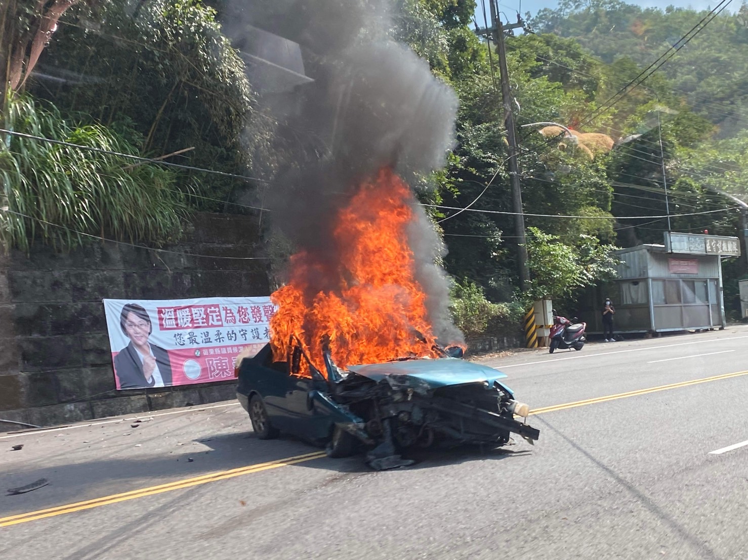 直擊台三線獅潭火燒車！汽車撞山壁燒到剩骨架　駕駛驚險逃生