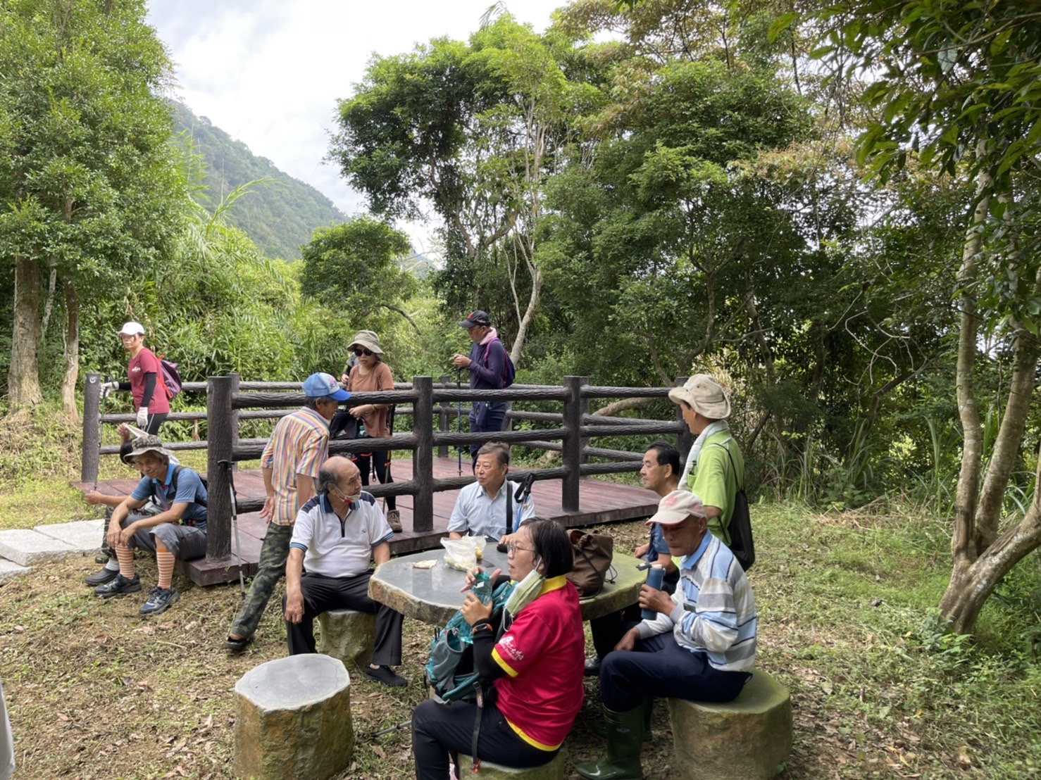 橫屏登山步道設置休憩處,往東遠望國姓老街、埔里大坪頂。楊靜茹攝