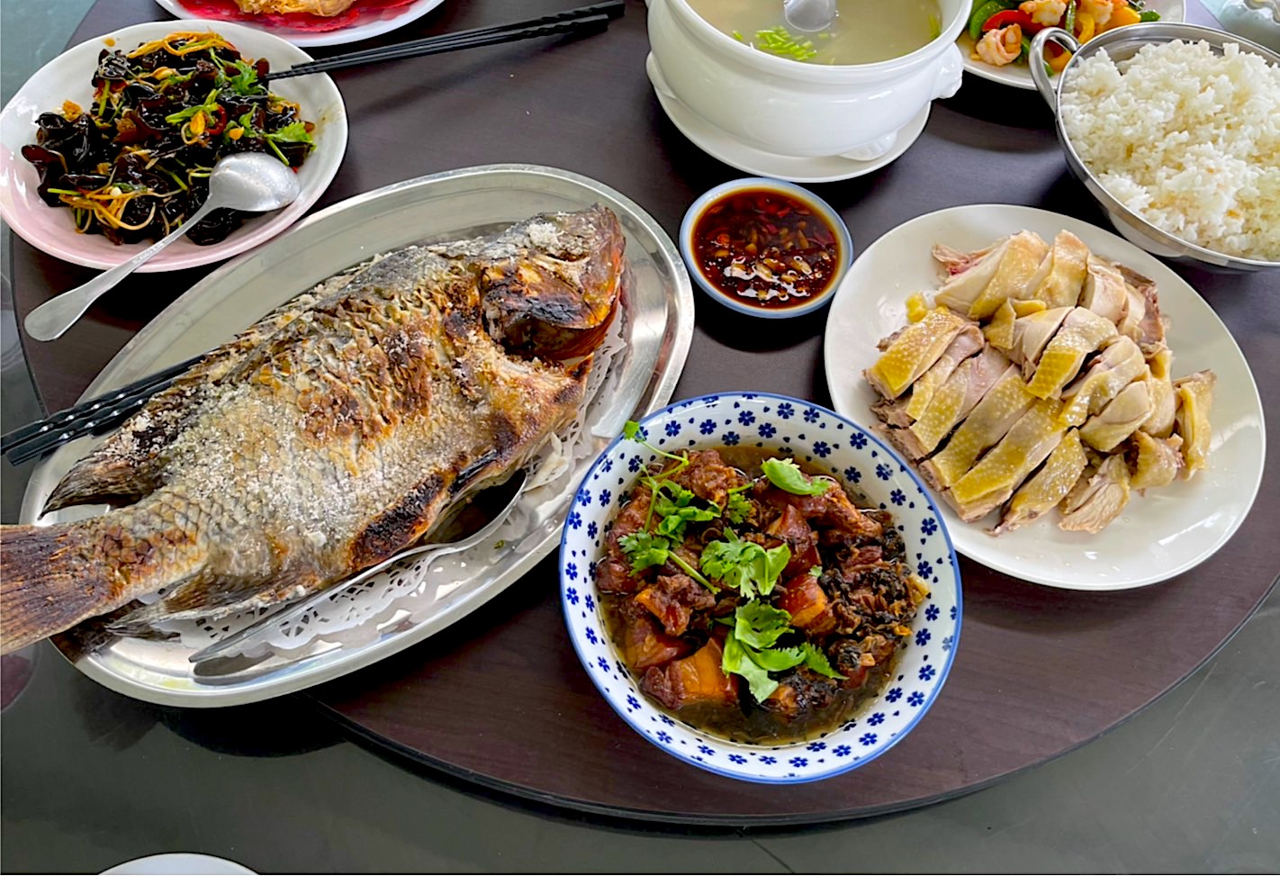 森林餐坊的鹽烤台灣鯛、梅干控肉、白斬雞等都是店家招牌料理。楊靜茹攝