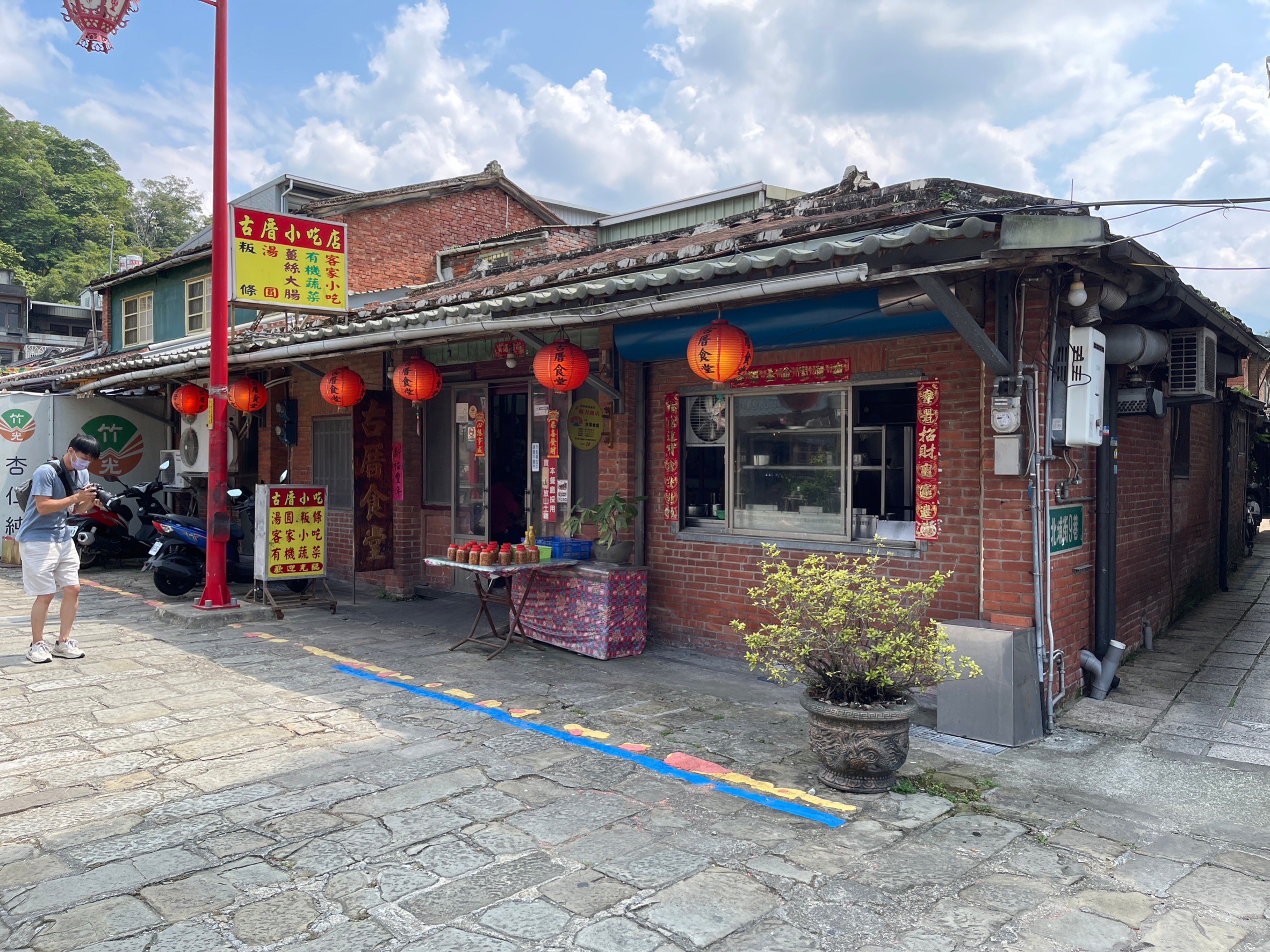 北埔鄉公所建設課回應，經民眾檢舉的北埔慈天宮劃設藍黃線，是為了要做攤販管理，提醒攤商勿超出管制線，劃設藍黃線前有先與地方說明溝通。莊勝鴻攝