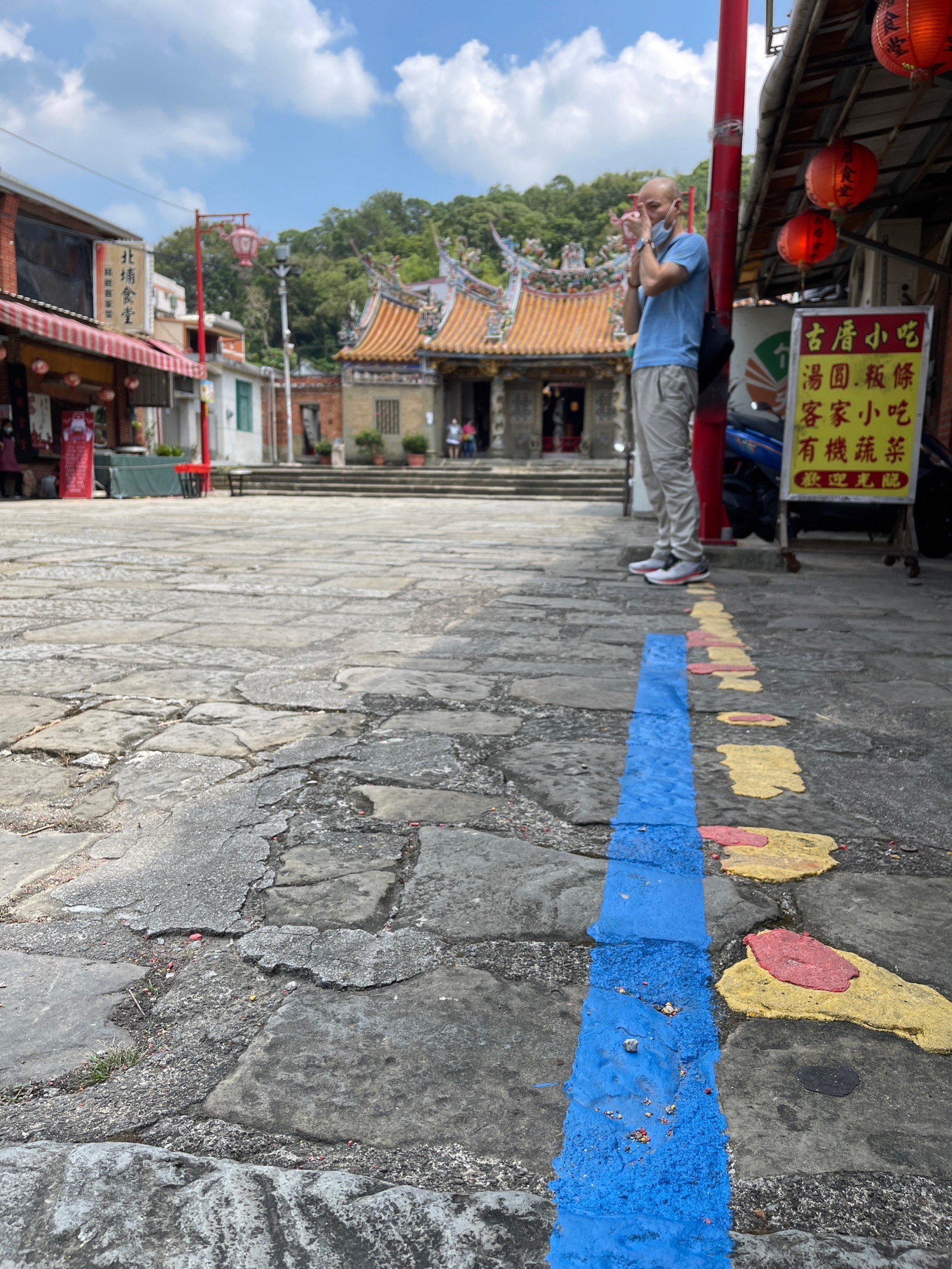 縣定古蹟北埔慈天宮前的古蹟石板，被劃上藍、黃色兩種顏色的厚油漆，讓居民看了傷心又生氣，直呼：超醜！莊勝鴻攝