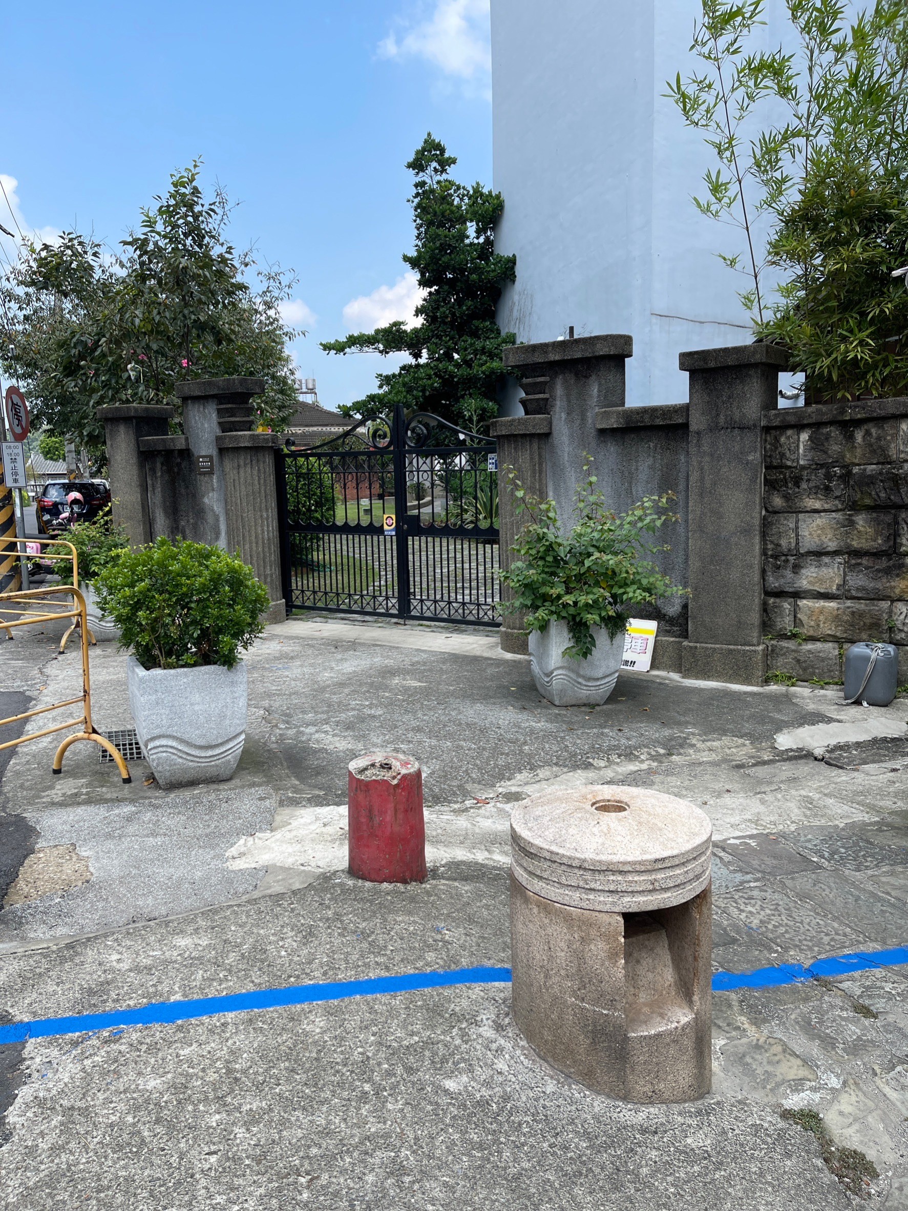 《客新聞》記者前往北埔老街，發現不僅是慈天宮前的古蹟石板被劃上油漆，旁邊的姜阿新洋樓外面道路上，竟也被畫上藍色油漆。莊勝鴻攝