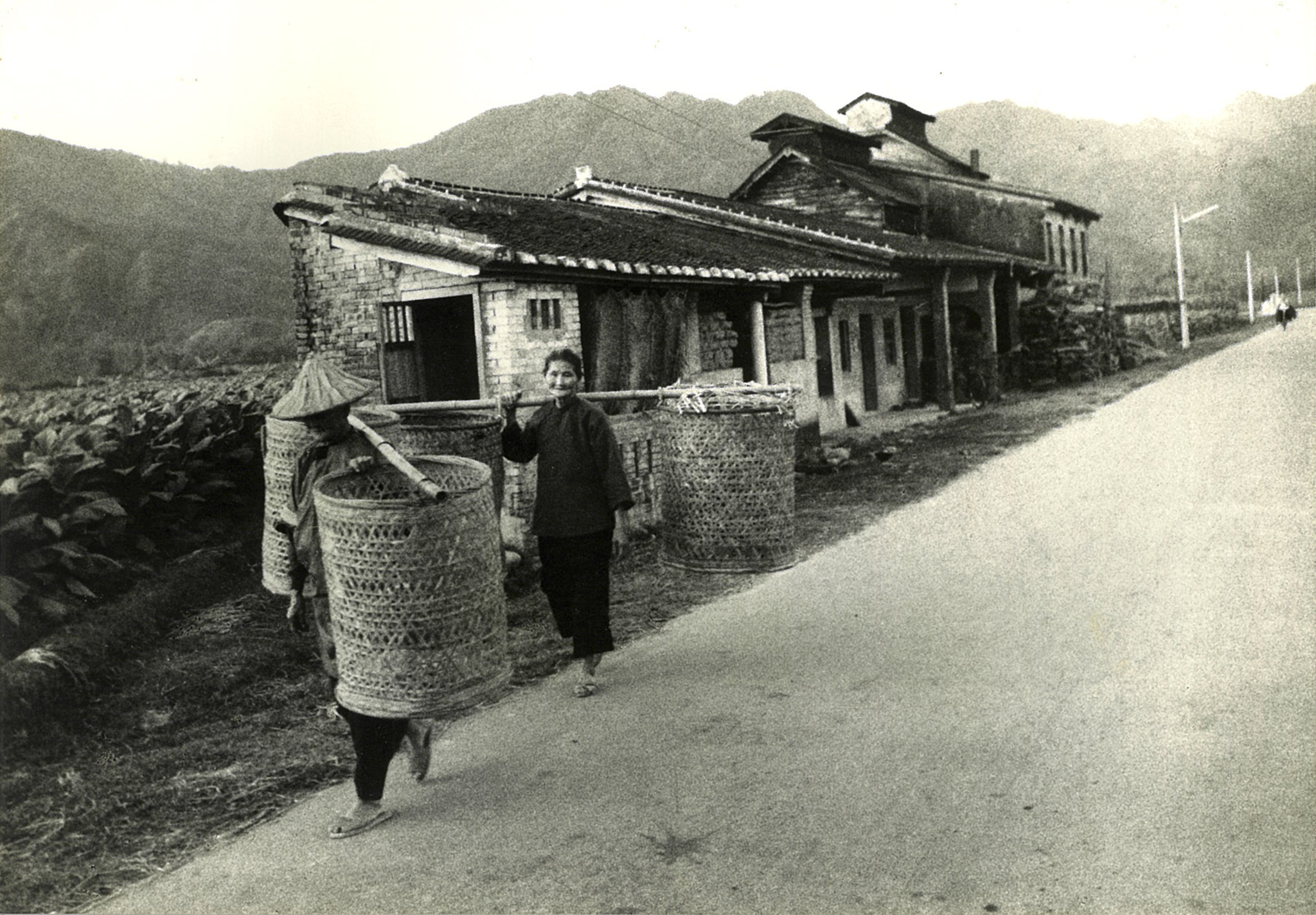 撿字紙的婦女/美濃,1960。
