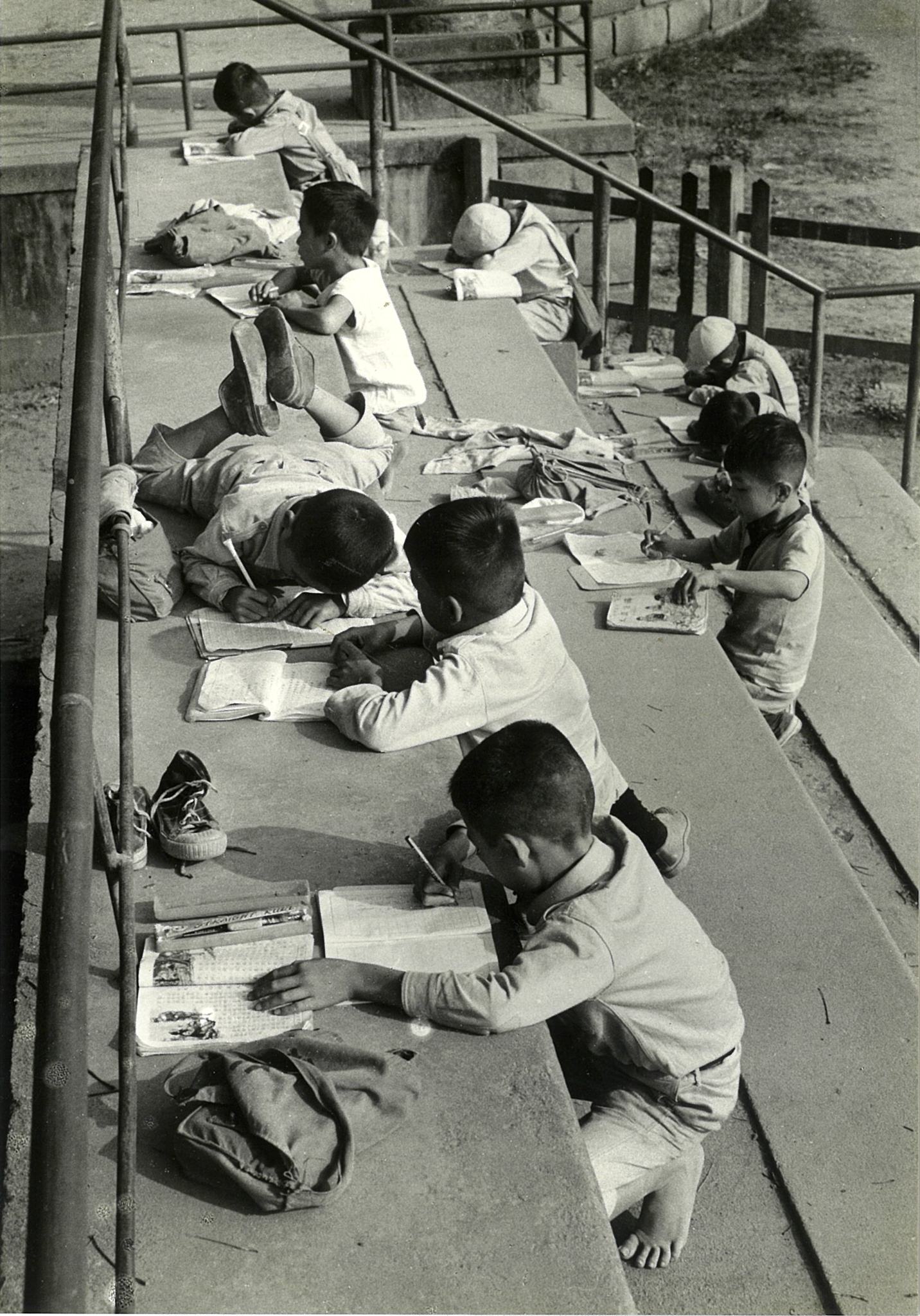 看台趕功課/屏東公園,1964。