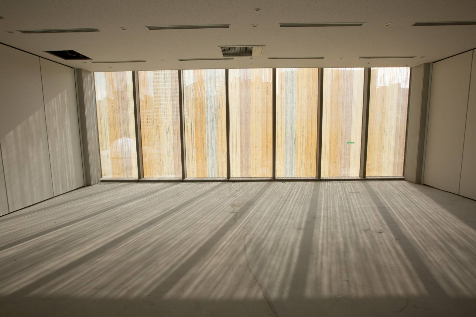 圖書館內的落地窗,伴隨陽光照耀之下,更能享受浪漫的閱讀氛圍。桃園市立圖書館提供