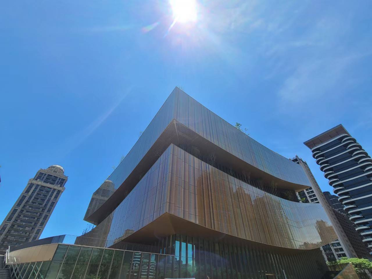 桃園市立圖書館新總館外觀,以智慧生命樹概念設計,打造在大自然中享受閱讀意境。桃園市立圖書館提供
