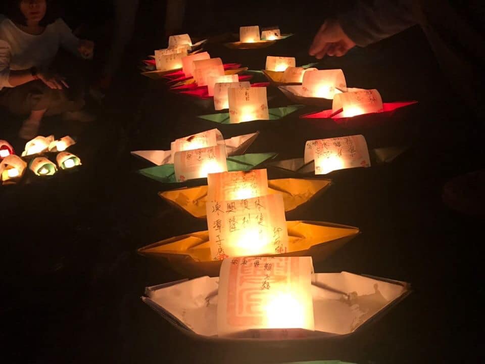 在穿龍圳中施放五行祈福船，甚為浪漫。 吳哲銘攝