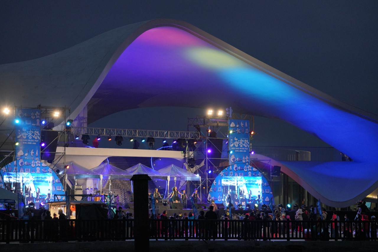 海客祭以海螺館為背景,營造出相當絢麗的舞台效果。莊勝鴻攝