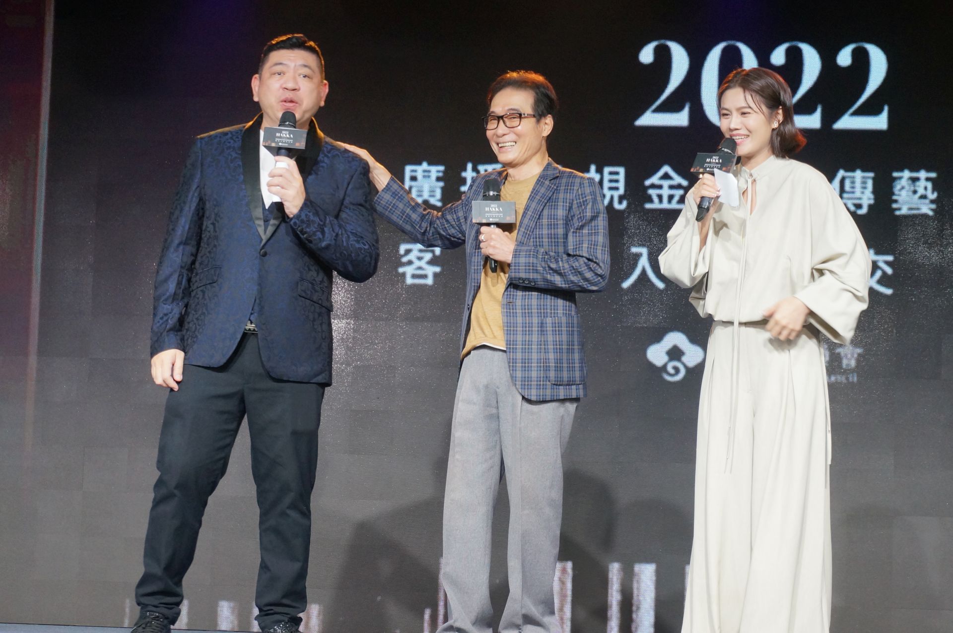 客委會副主委鍾孔炤（中）笑說，之前在六堆300跟温昇豪聊到《茶金》一定可以得獎，果不然這次電視金鐘獎成為入圍最大贏家。客家委員會提供
