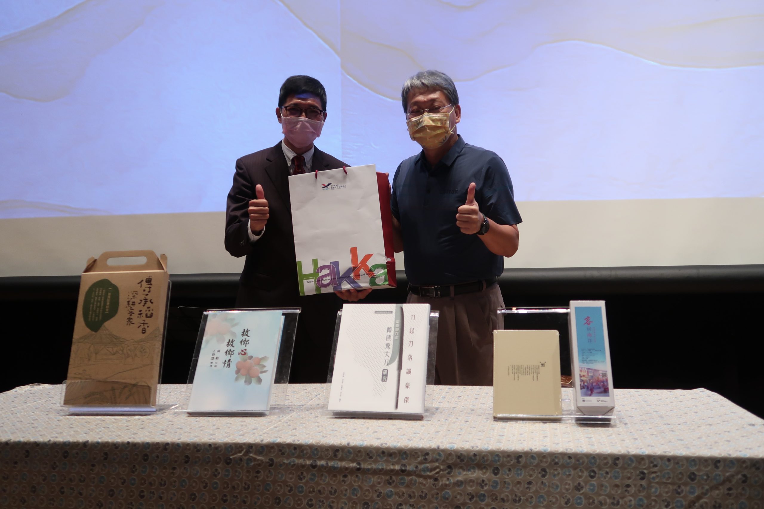 客發中心主任何主樑致贈禮物予歷任捐贈人代表-屏東縣竹田鄉公所鄉長傅民雄。