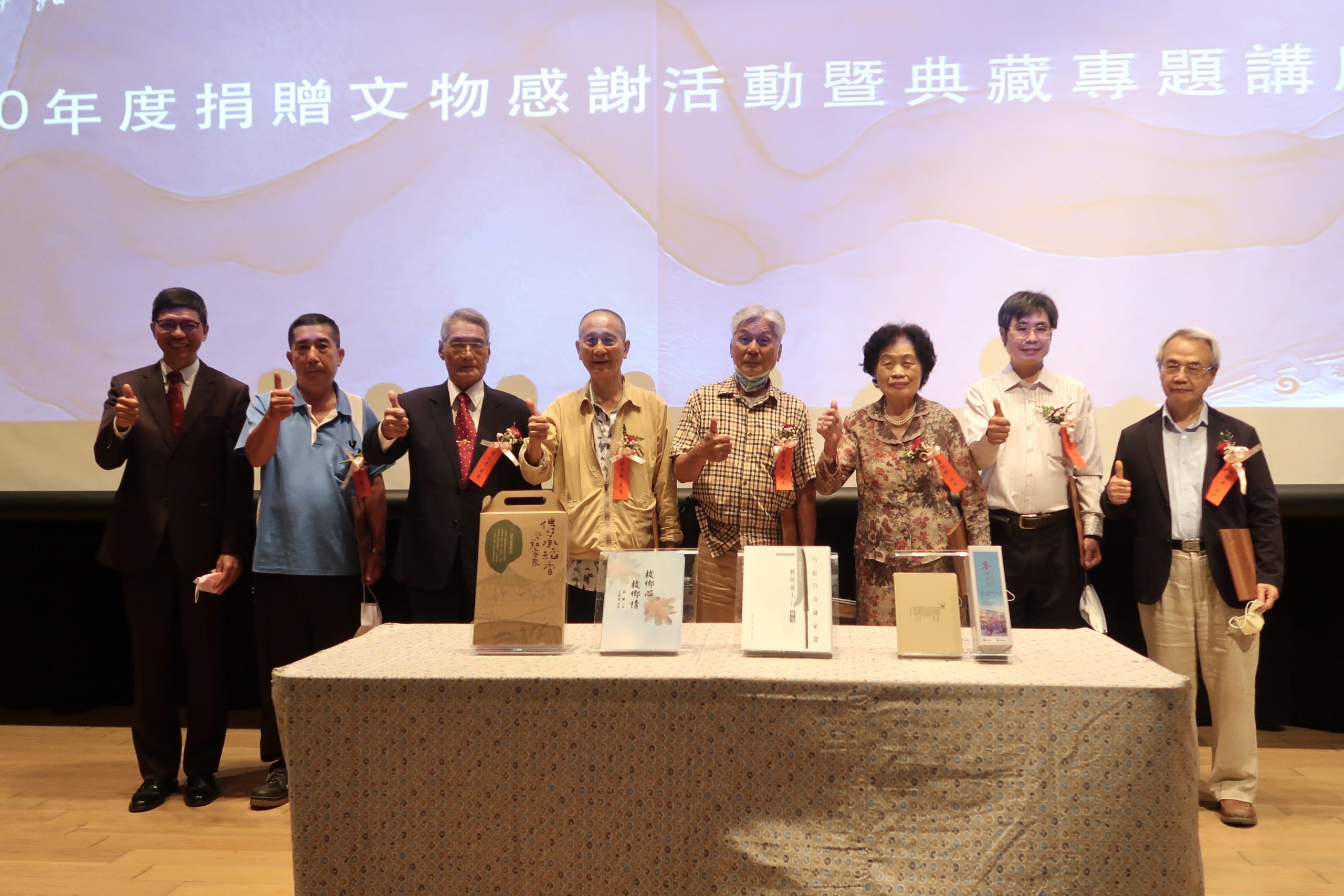 客發中心主任何金樑與110年度捐贈人合照。