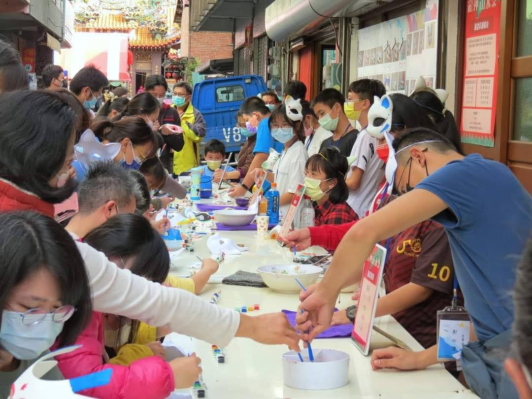 帶領大家進行四季大神臉譜彩繪的東華國中學生志工們。 東華國中提供