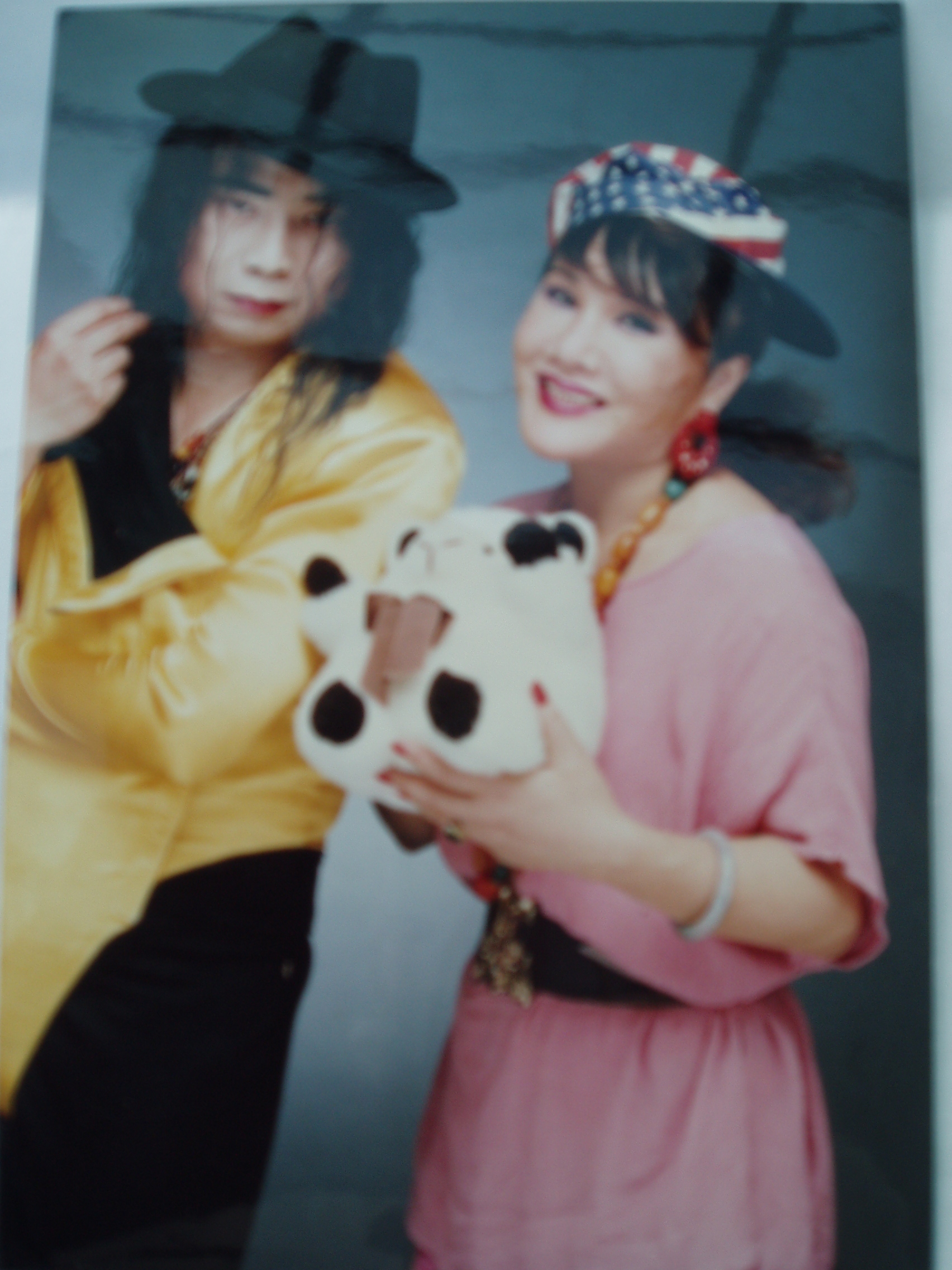 澎澎早年與廖峻合演「廖峻與澎澎」脫口秀，一閩一客，插科打諢，廣受觀眾歡迎。澎澎（邱美翠）提供