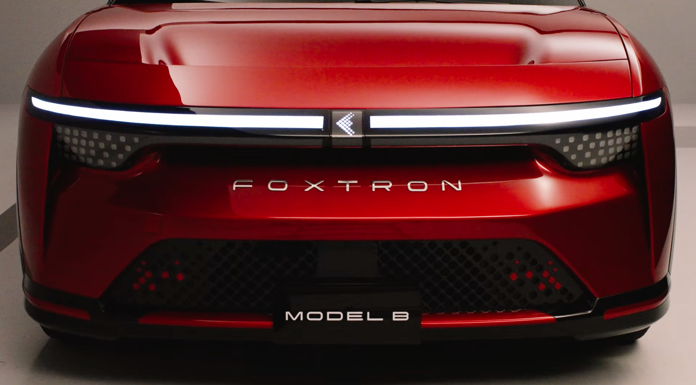 鴻海電動車Model B 車頭設計相當霸氣,除了貫穿式日行燈外,前氣霸相當有張力。翻攝鴻海粉絲團