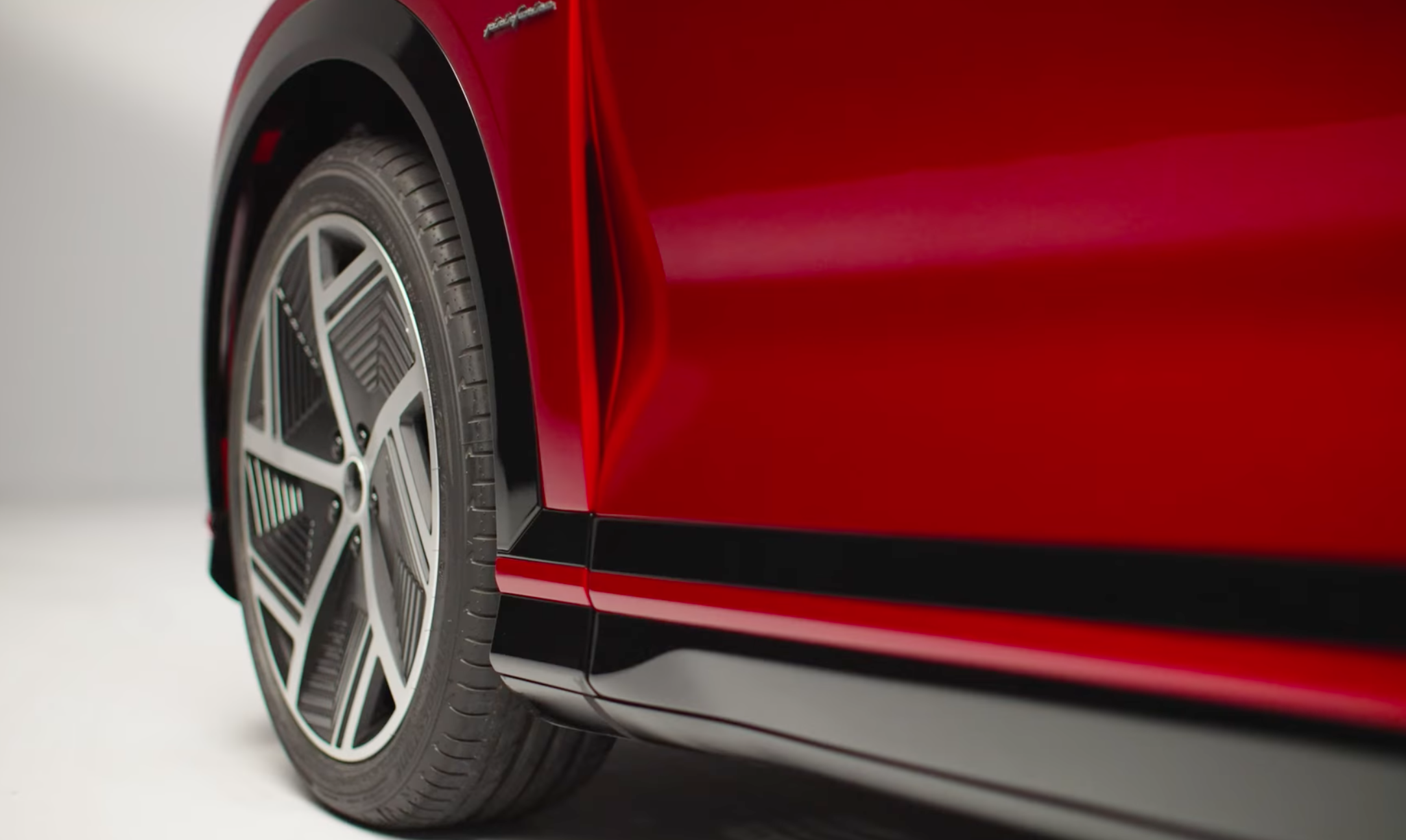 鴻海電動車Model B由 Pininfarina 操刀,車銘有 Pininfarina 字樣。翻攝鴻海粉絲團