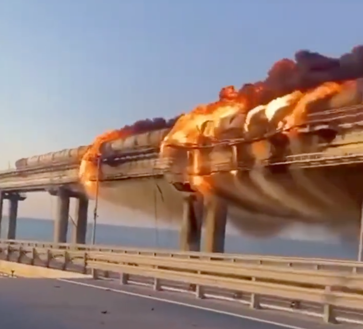 克里米亞大橋爆炸畫面曝光！重創俄羅斯補給線　烏克蘭：這只是開始